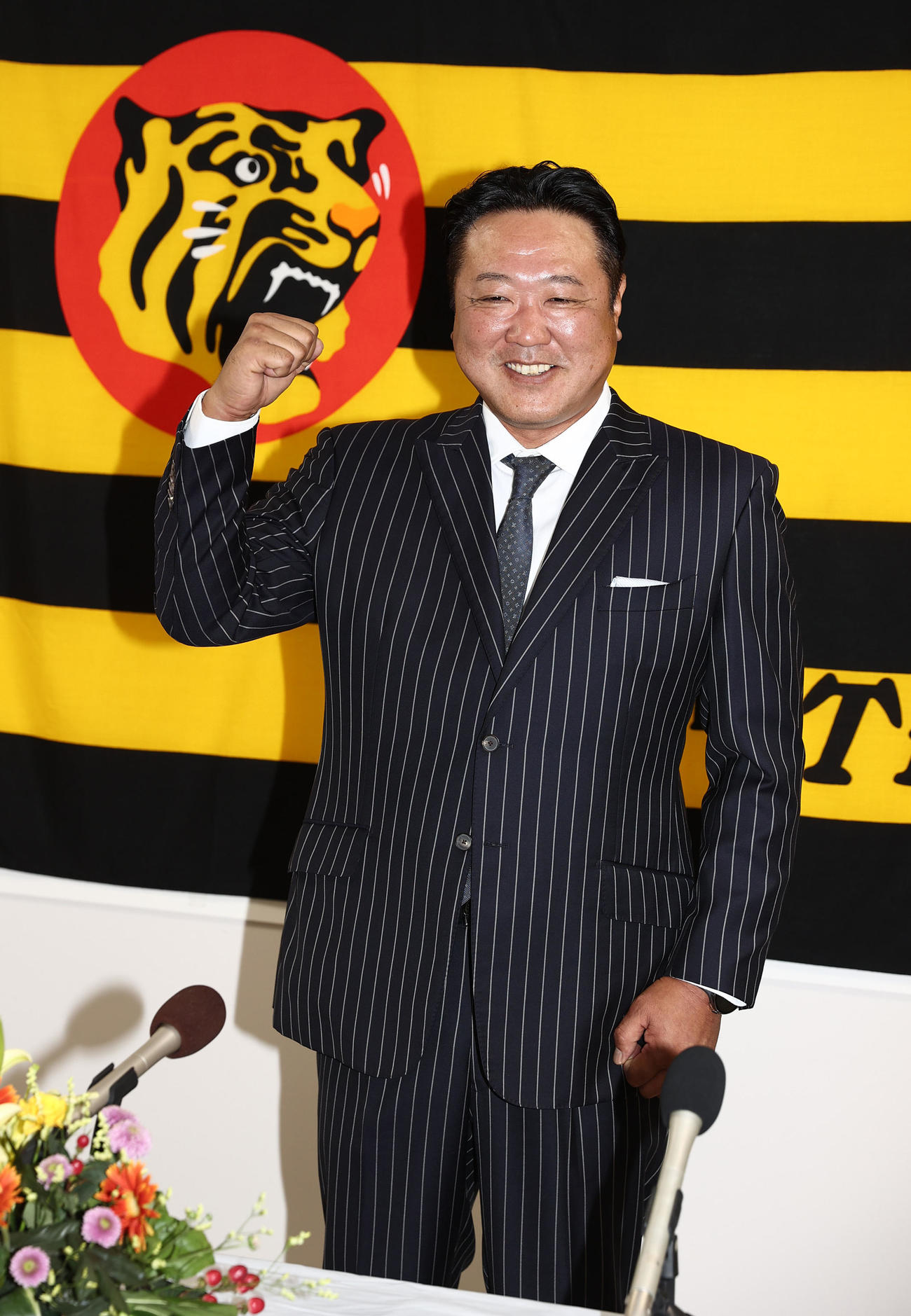 1軍ブルペンコーチ兼BCに就任した阪神片山氏は藤川監督からもらったスーツで会見に臨む（撮影・西尾就之）