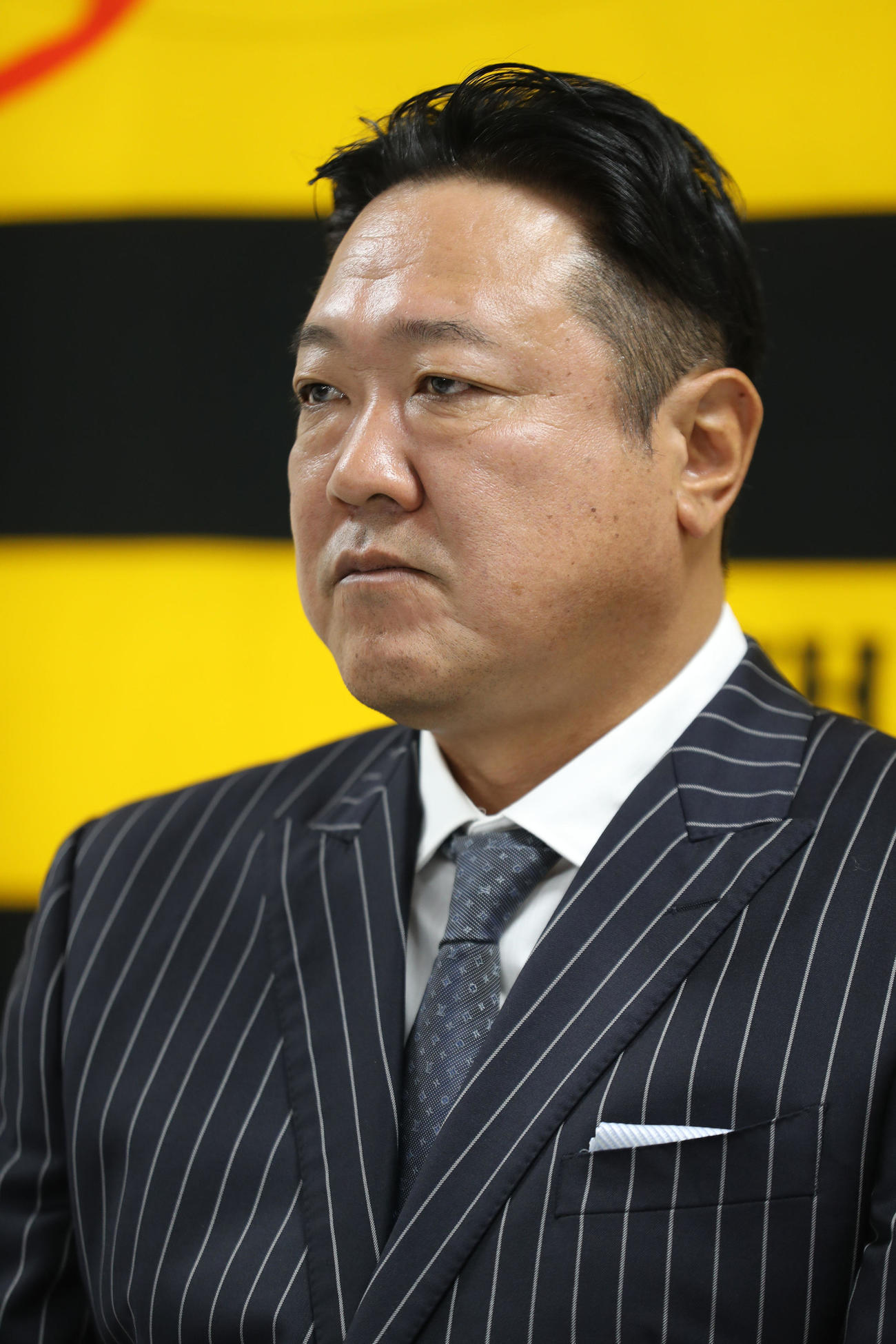 1軍ブルペンコーチ兼BCに就任した阪神片山氏は藤川監督からもらったスーツで会見に臨む（撮影・西尾就之）