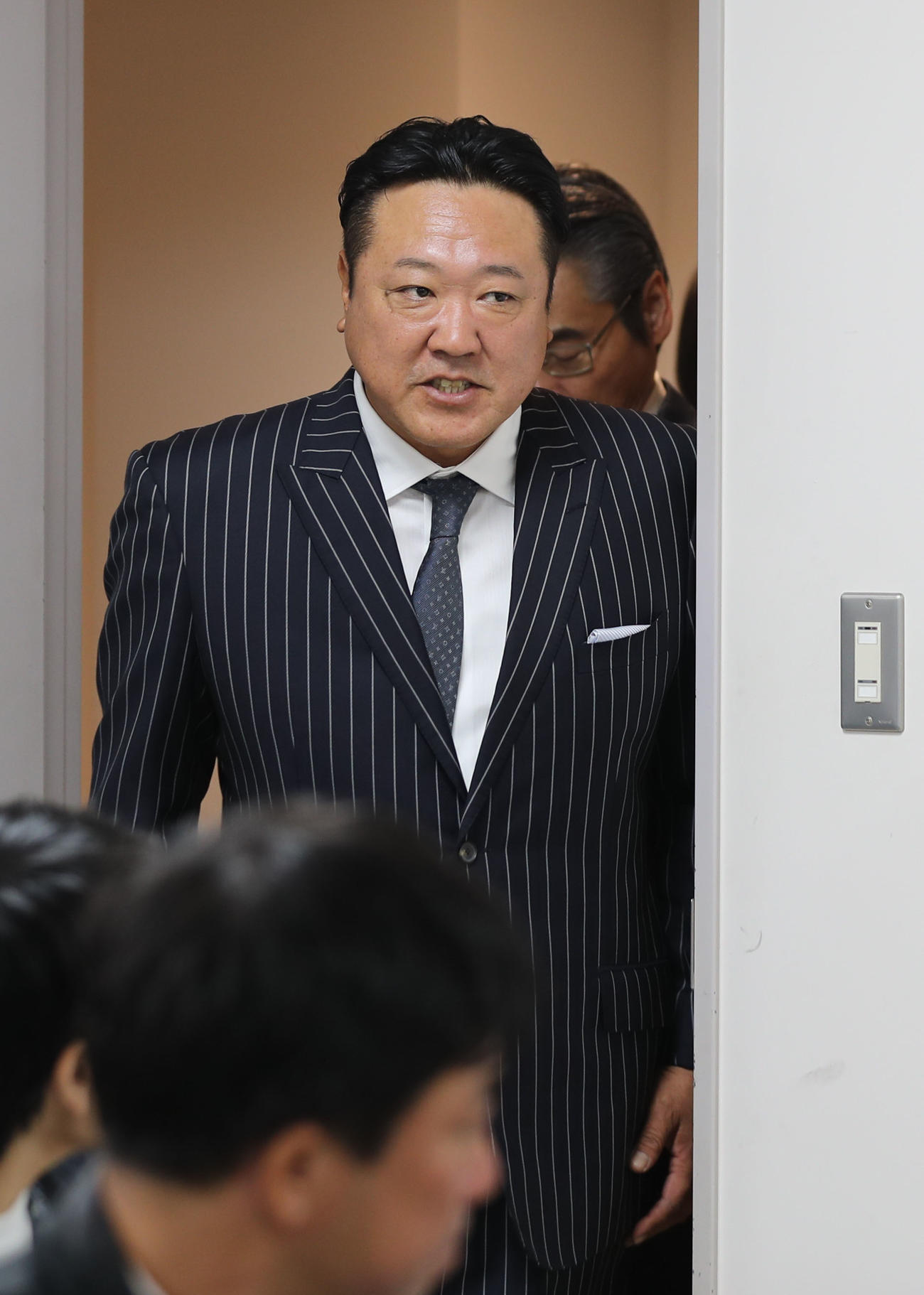 1軍ブルペンコーチ兼BCに就任した阪神片山氏は藤川監督からもらったスーツで会見に臨む（撮影・西尾就之）