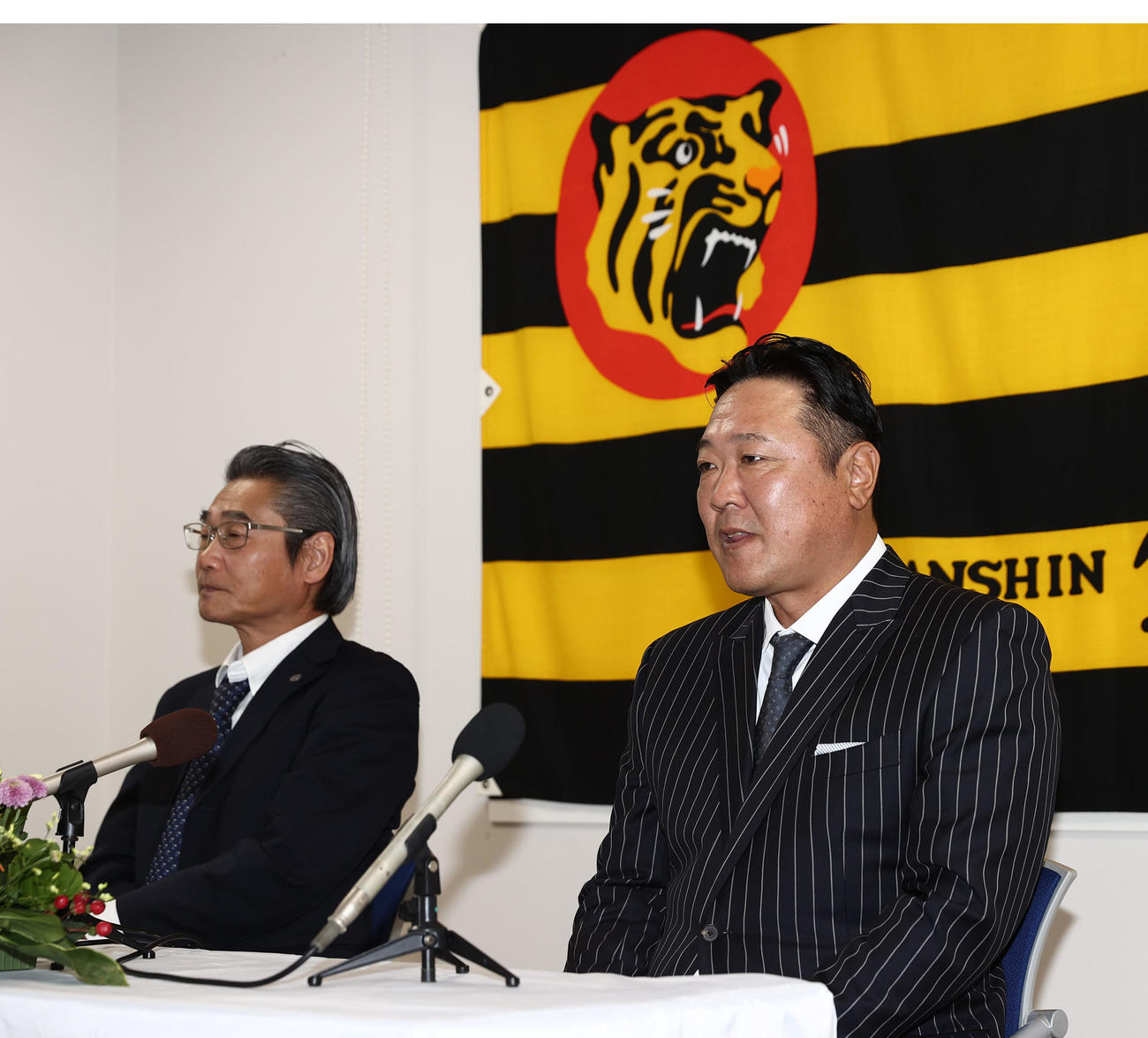 1軍ブルペンコーチ兼BCに就任した阪神片山氏（右）は嶌村球団本部長と会見に臨む（撮影・西尾就之）