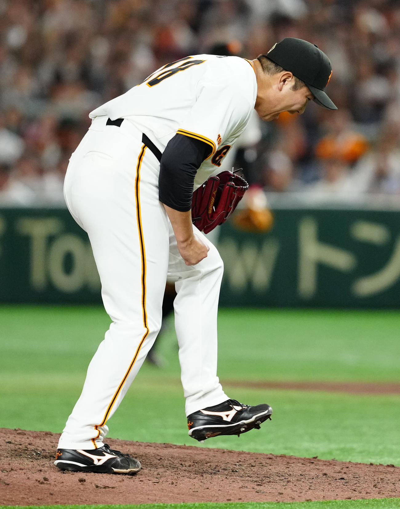 巨人対DeNA 8回表DeNA2死、梶原から空振り三振を奪い、雄たけびを上げる菅野（撮影・江口和貴）