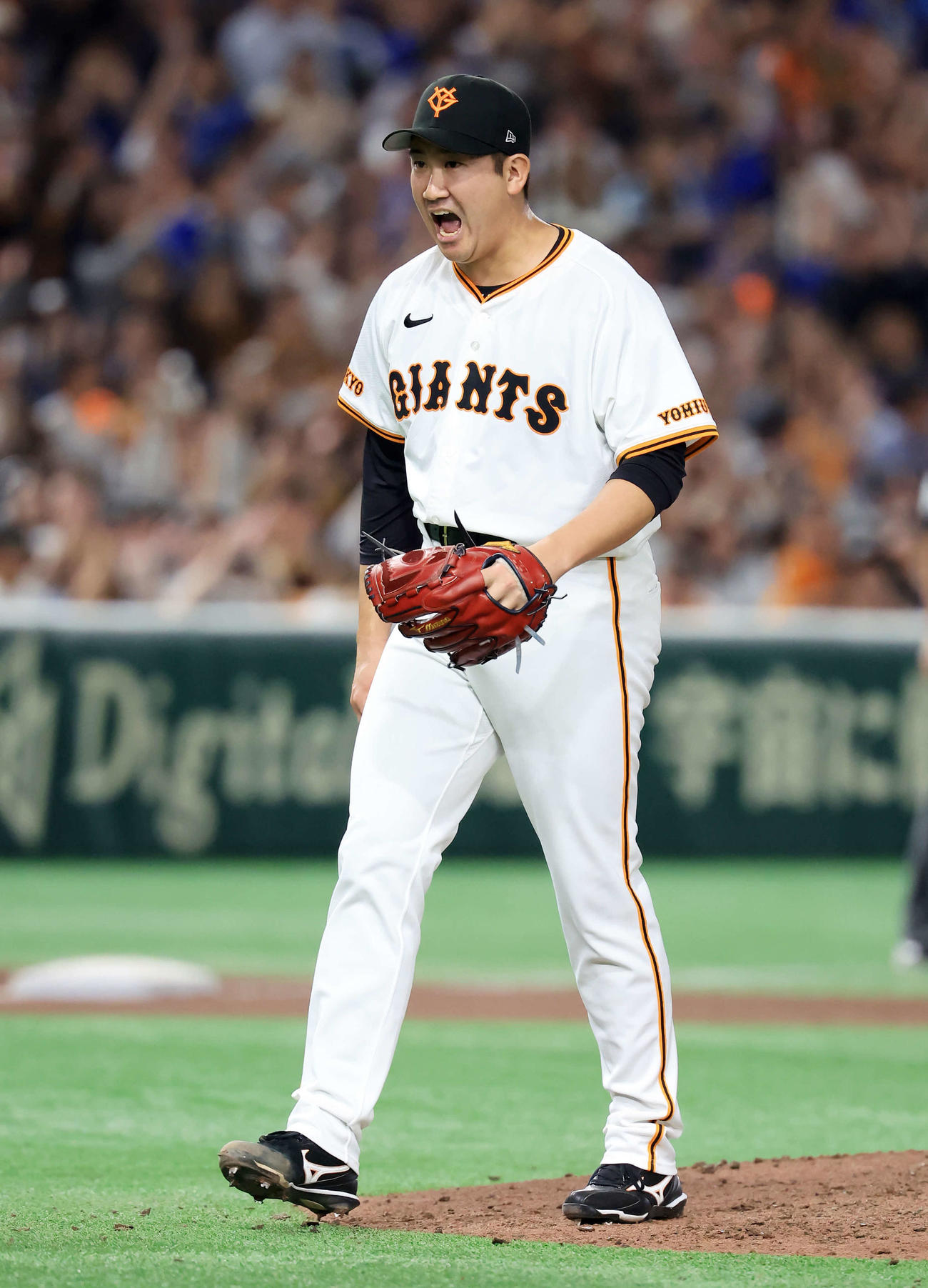 巨人対DeNA 8回表DeNA2死、梶原を三振に仕留め雄たけびを上げる菅野（撮影・浅見桂子）
