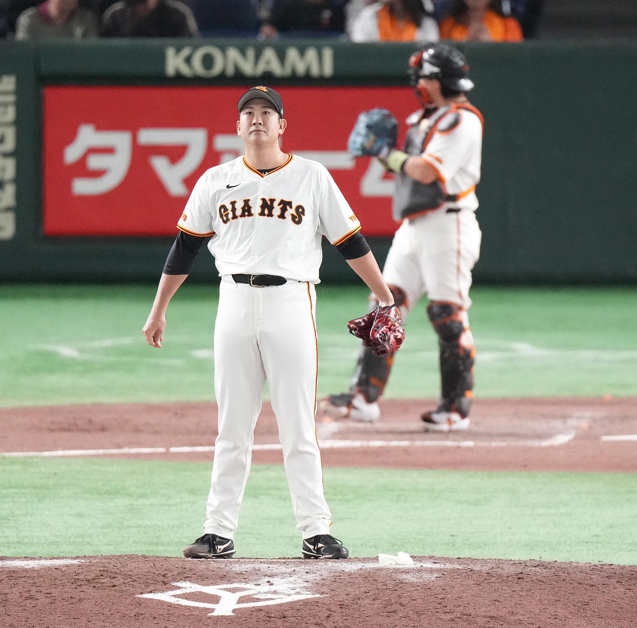 巨人対DeNA 8回表から6番手で登板する巨人菅野。捕手小林（撮影・鈴木みどり）