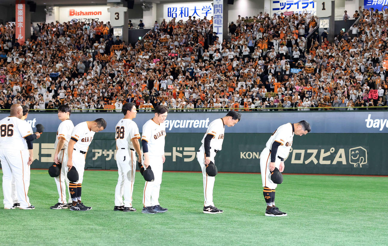 巨人対DeNA　日本シリーズ進出を逃し、スタンドに一礼する巨人阿部監督（右）（撮影・浅見桂子）