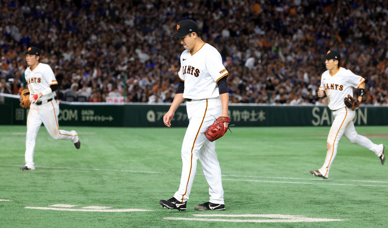 巨人対DeNA 9回表DeNAに1点を献上し、悔しそうに引き揚げる菅野（撮影・浅見桂子）