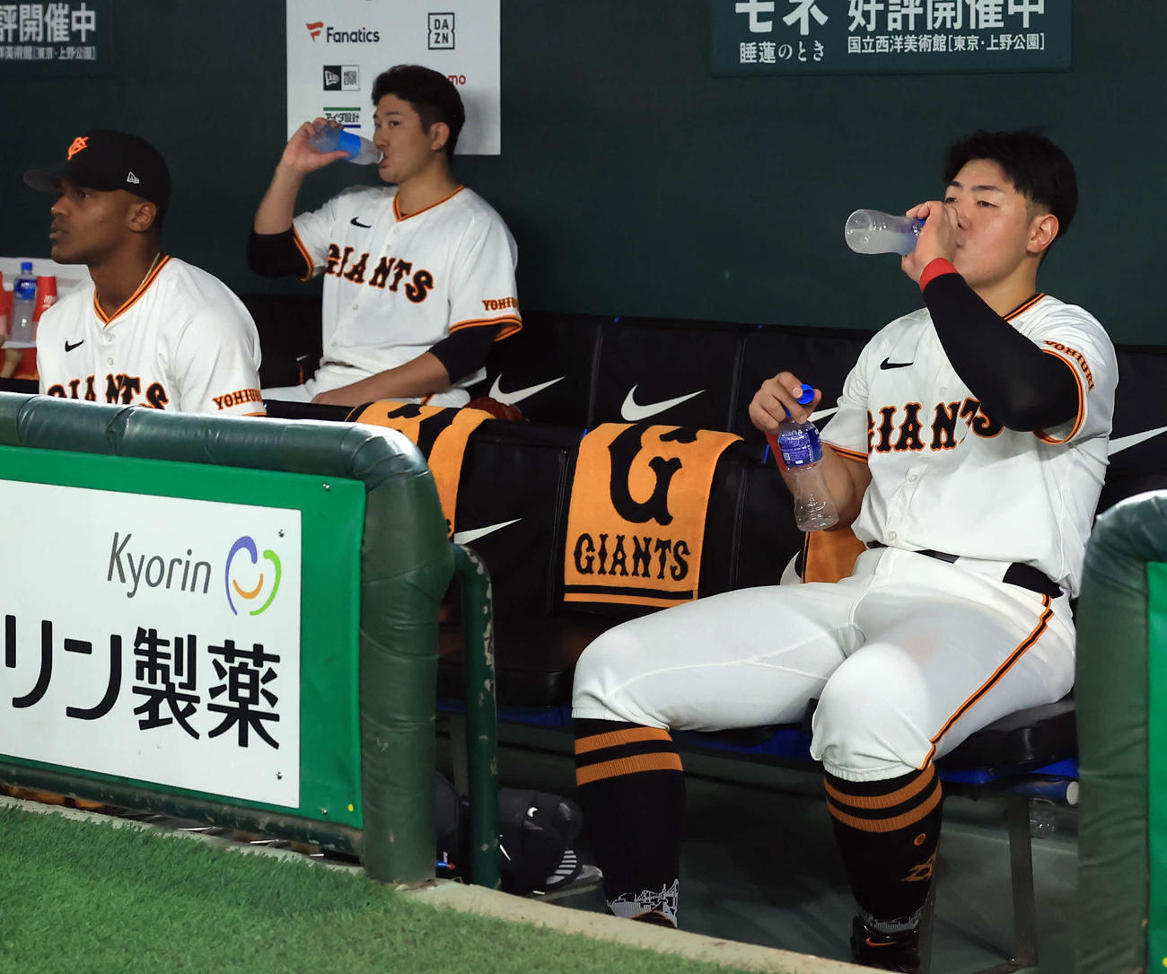 巨人対DeNA　日本シリーズ進出を逃し、ベンチでがっくりとドリンクをあおる巨人菅野（後方）と岡本和（撮影・浅見桂子）