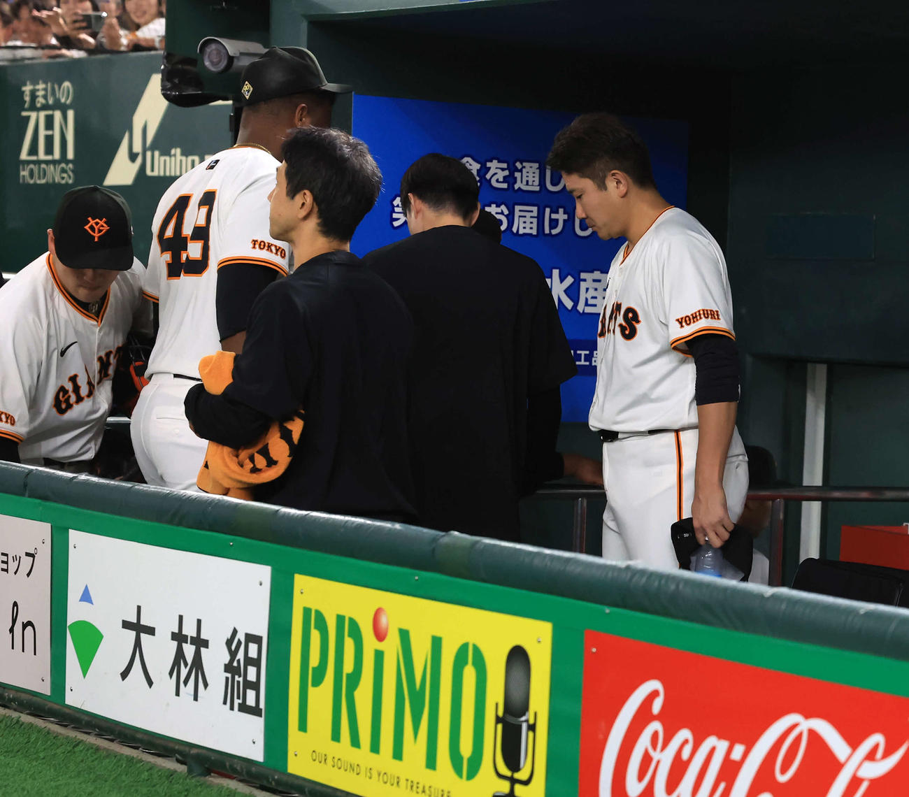 巨人対DeNA　日本シリーズ進出を逃し、引き揚げる巨人菅野（右）（撮影・浅見桂子）