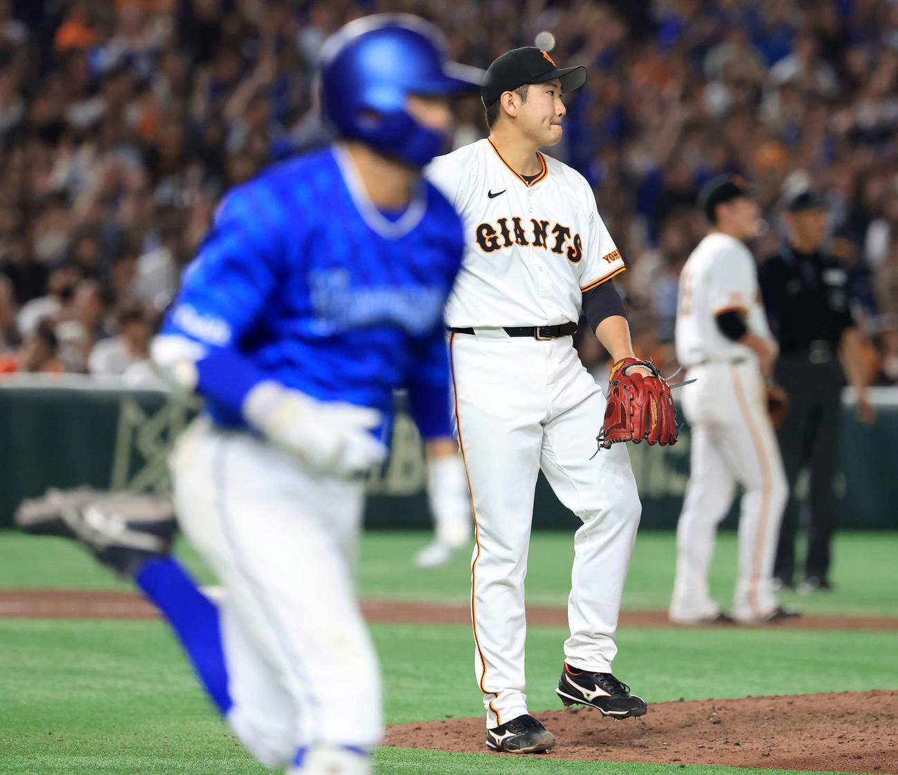 巨人対DeNA 9回表DeNA無死、森に安打を許し打球を悔しそうに見つめる菅野（撮影・浅見桂子）