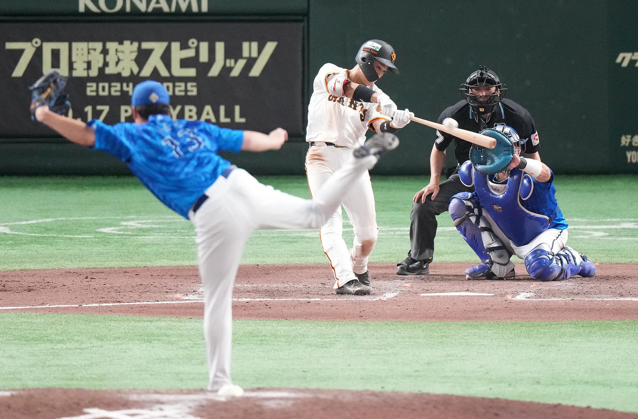 巨人対DeNA 7回裏巨人1死、右二塁打を放つ門脇。投手伊勢（撮影・鈴木みどり）