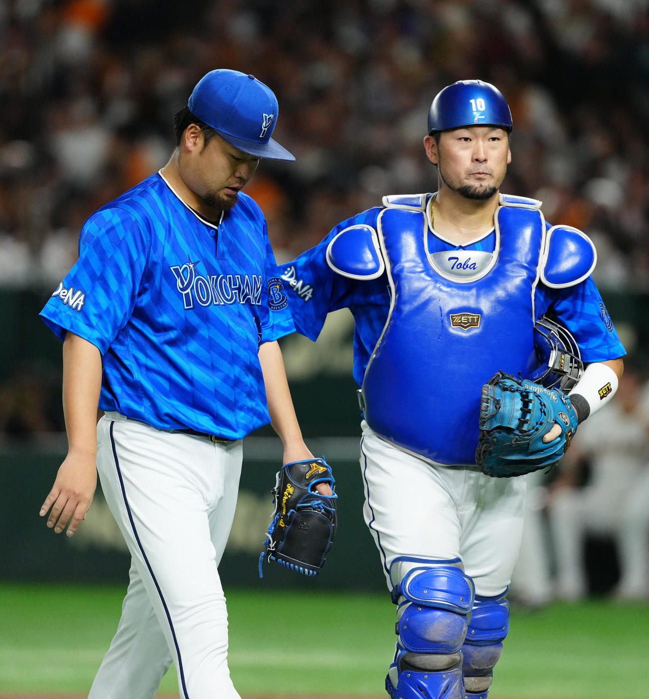 巨人対DeNA 8回裏終了後、ベンチに引き揚げるDeNA5番手の伊勢（左）と捕手戸柱（撮影・江口和貴）