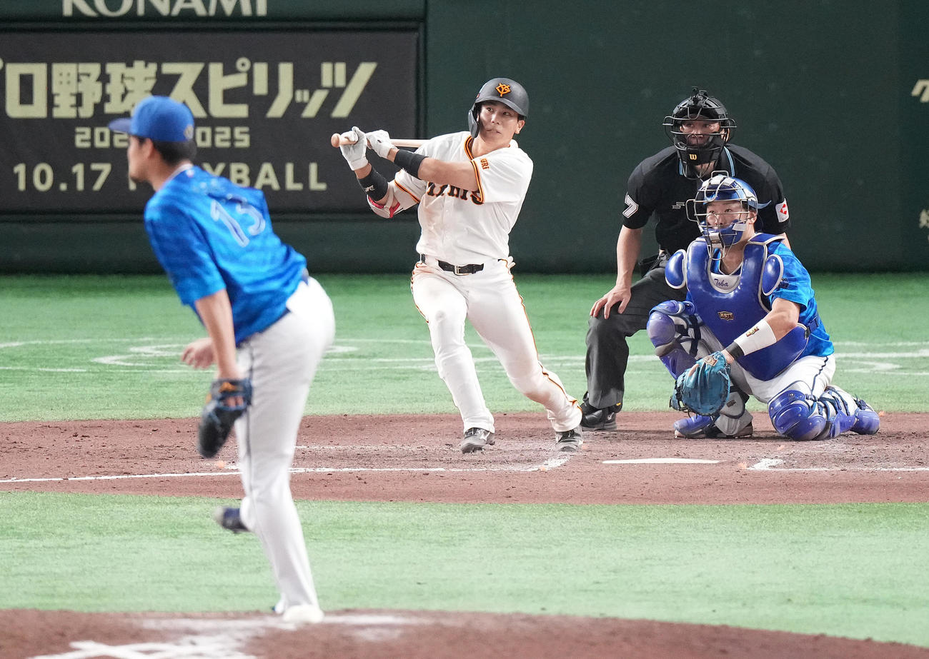 巨人対DeNA 7回裏巨人1死、右二塁打を放つ門脇。投手伊勢（撮影・鈴木みどり）