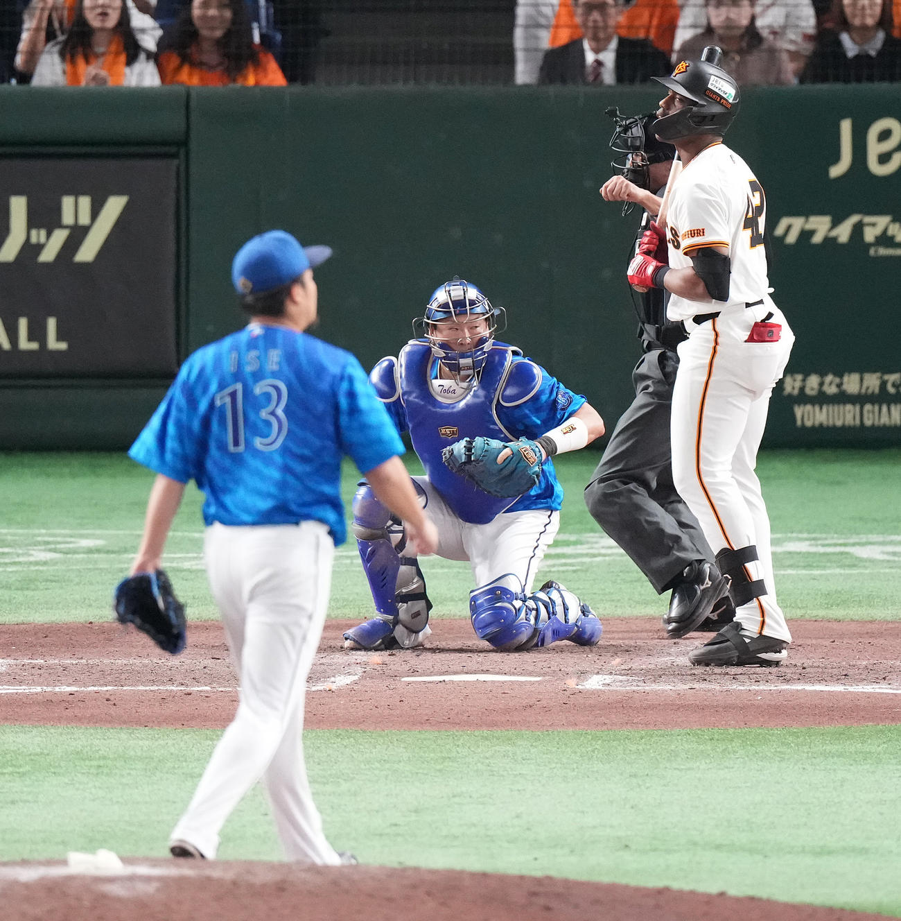 巨人対DeNA 7回裏巨人2死一、三塁、見逃し三振に倒れるヘルナンデス。投手伊勢（撮影・鈴木みどり）