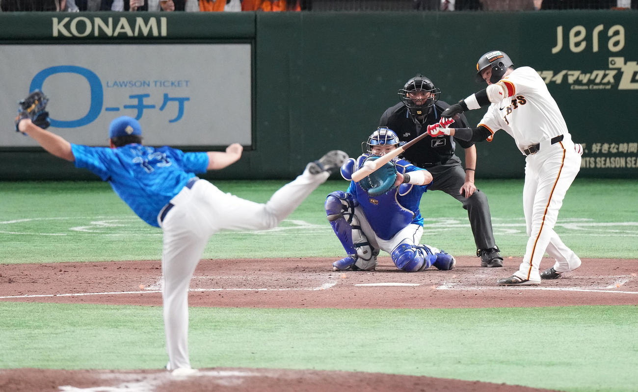 巨人対DeNA 8回裏巨人無死、右前打を放つ坂本。投手伊勢（撮影・鈴木みどり）