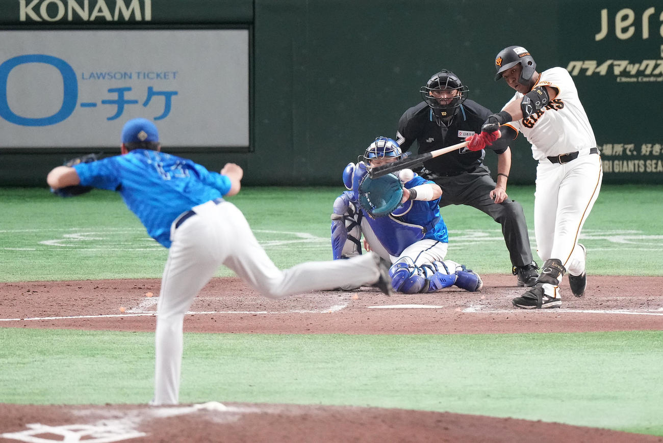 巨人対DeNA 8回裏巨人1死一塁、左前打を放つオコエ。投手伊勢（撮影・鈴木みどり）