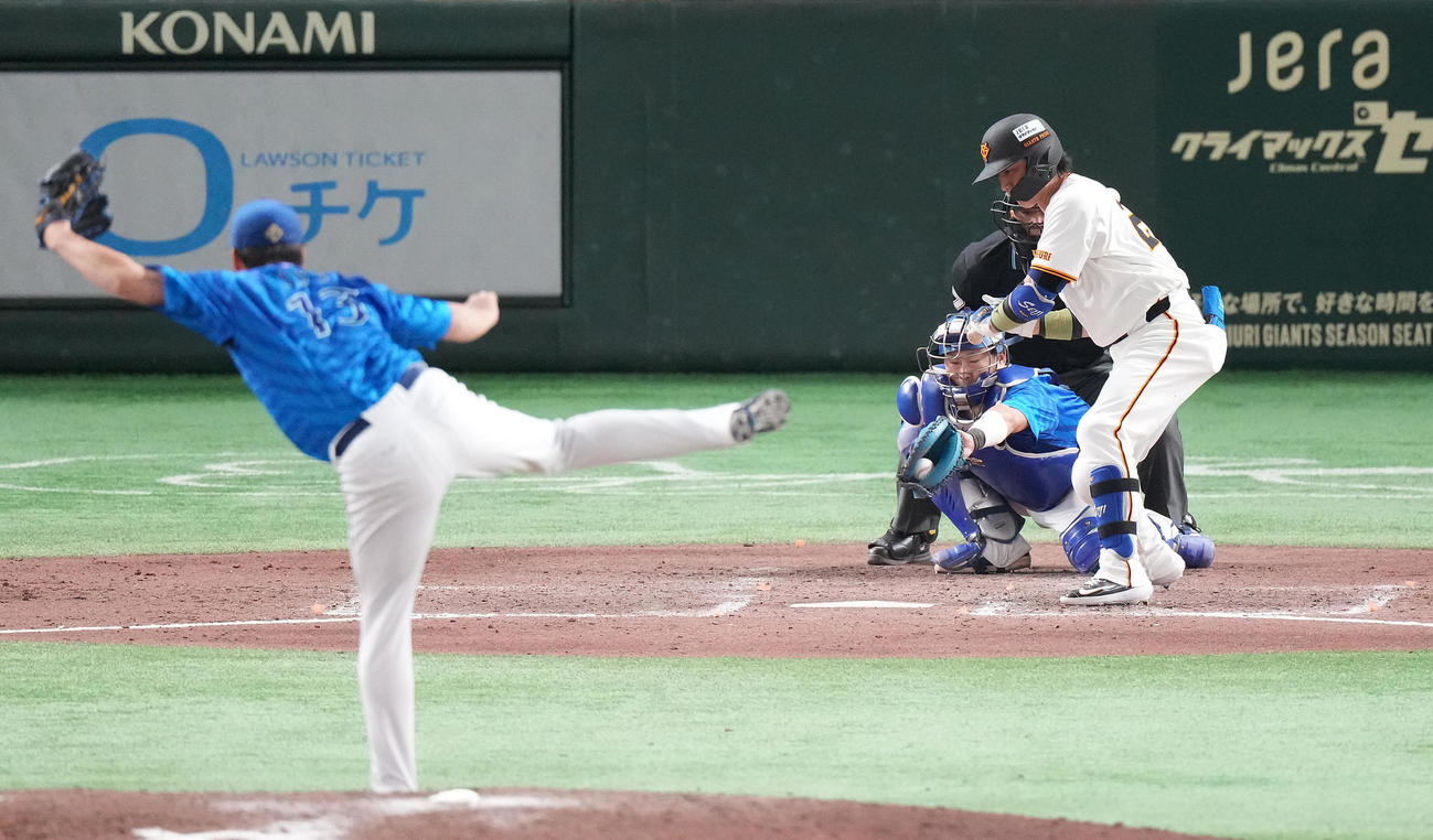 巨人対DeNA 8回裏巨人1死一、二塁、見逃し三振に倒れる小林。投手伊勢（撮影・鈴木みどり）