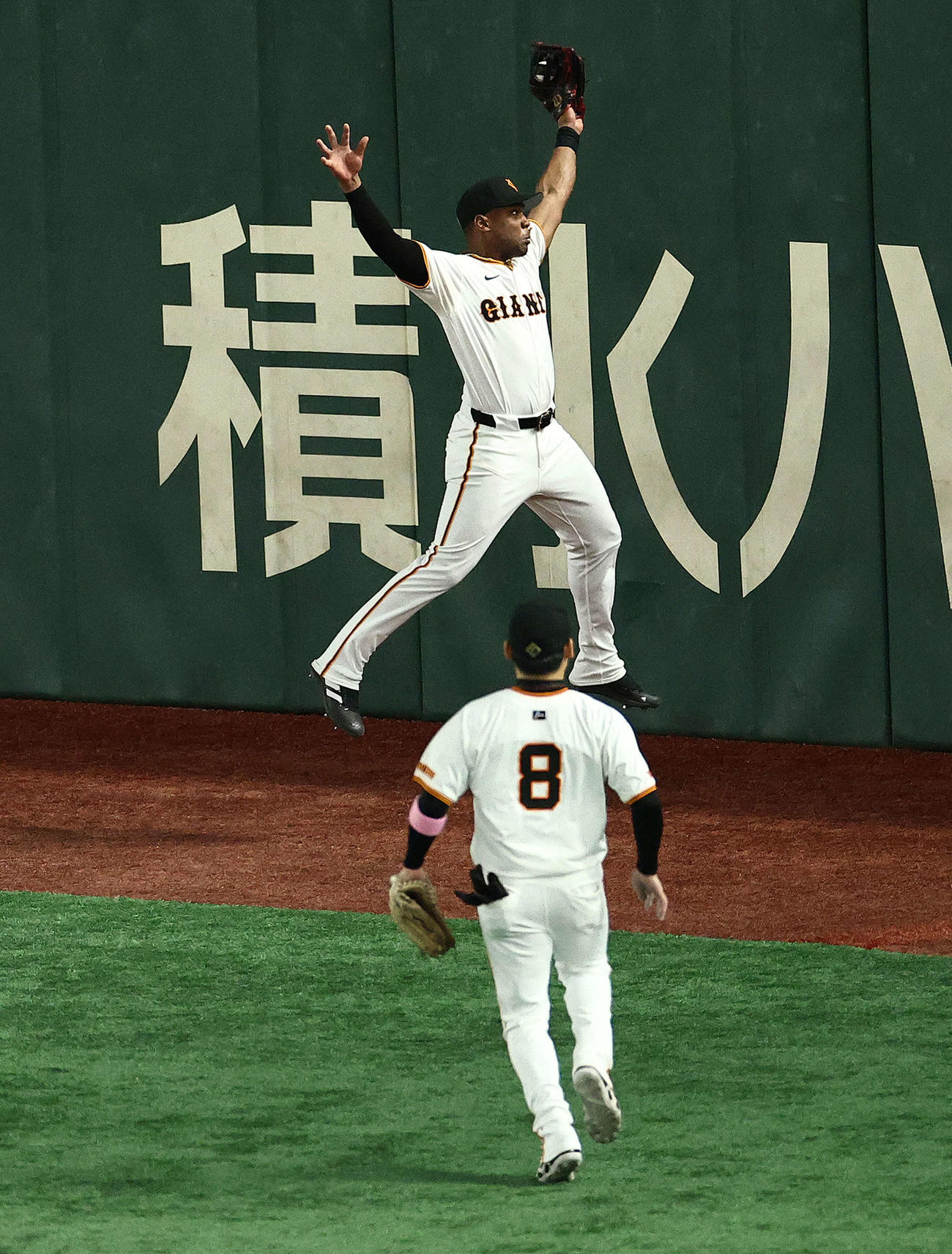 巨人対DeNA 5回表DeNA2死二塁、佐野の打球を好捕するヘルナンデス（撮影・河田真司）