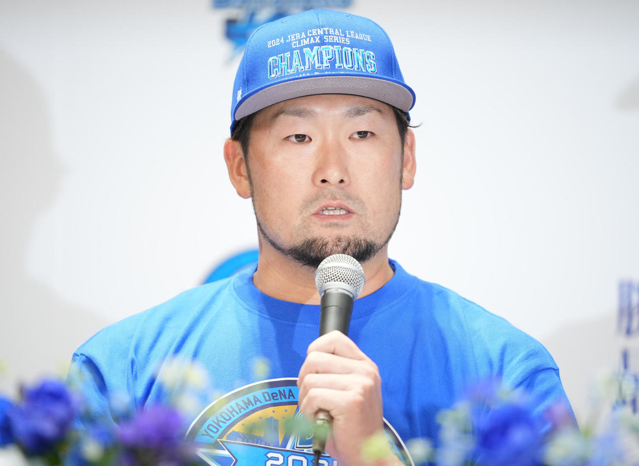 日本シリーズ進出を決め笑顔で会見に臨むDeNA戸柱（撮影・垰建太）