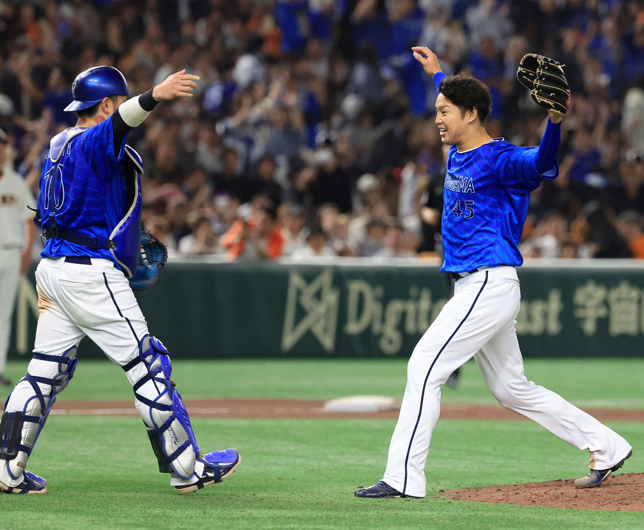 巨人対DeNA　日本シリーズ進出を決め喜ぶDeNA森原（右）と戸柱（撮影・浅見桂子）