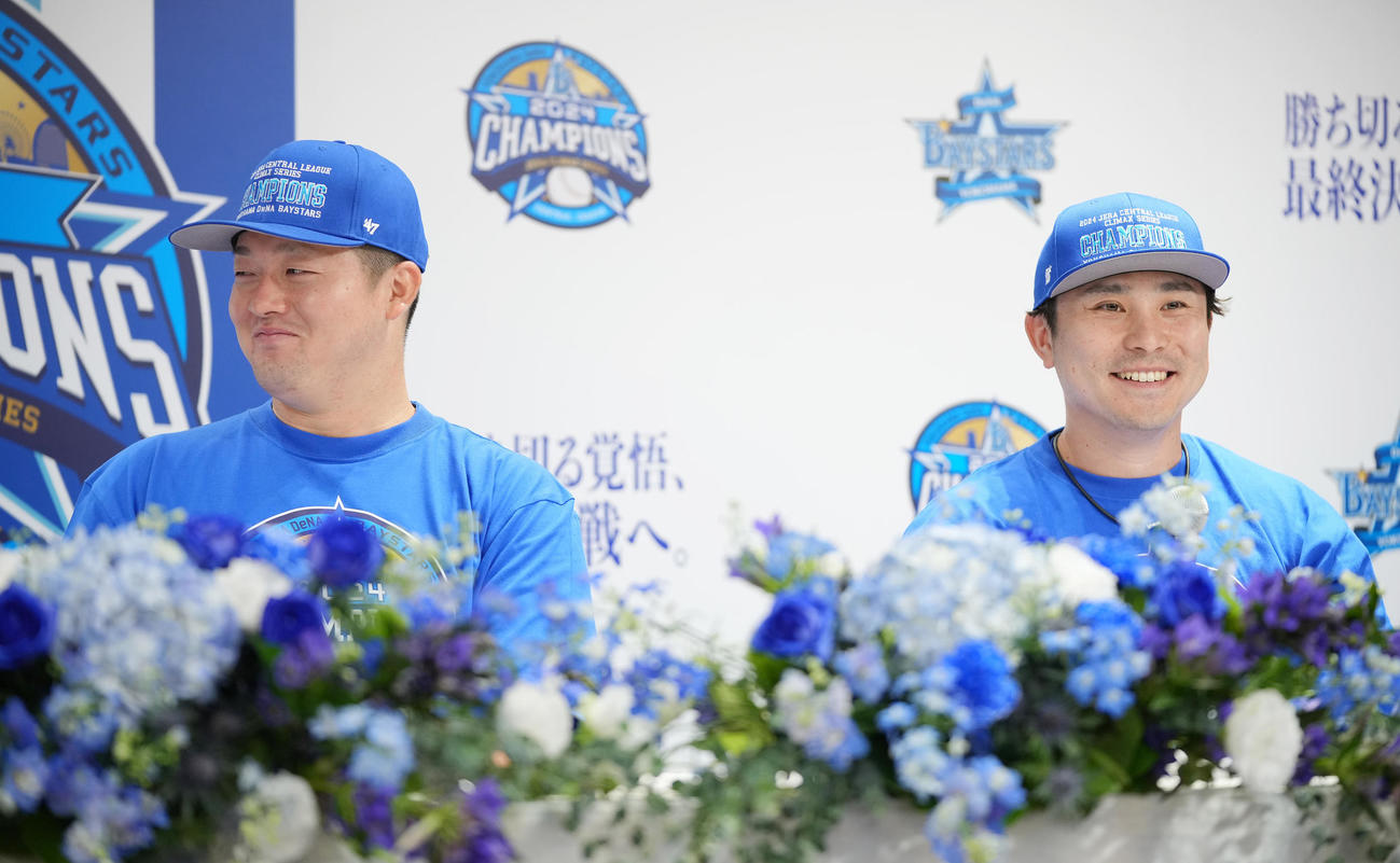 日本シリーズ進出を決め笑顔で会見に臨むDeNA牧（左）と佐野（撮影・垰建太）