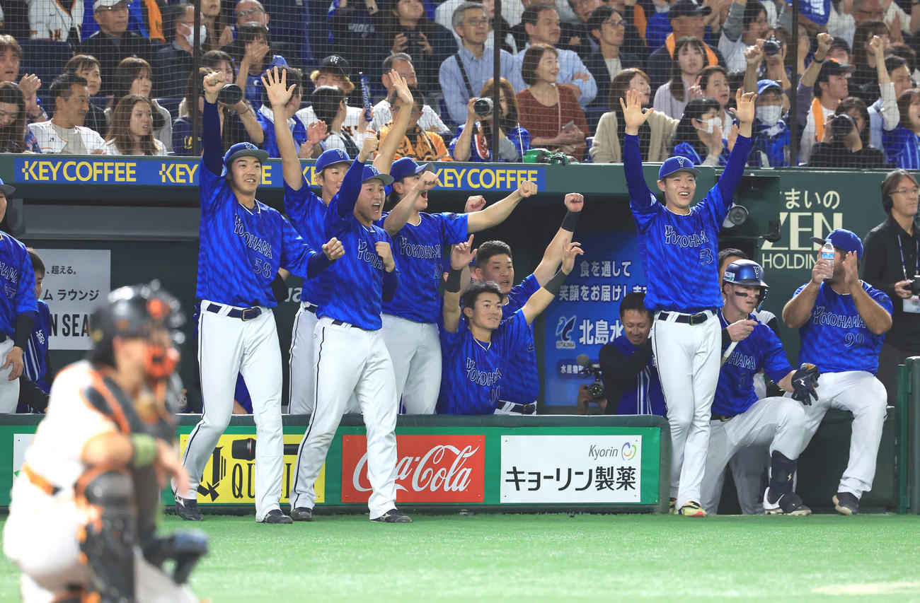 巨人対DeNA 9回表DeNA2死三塁、牧が適時打を放ち喜ぶ筒香ら選手たち（撮影・浅見桂子）