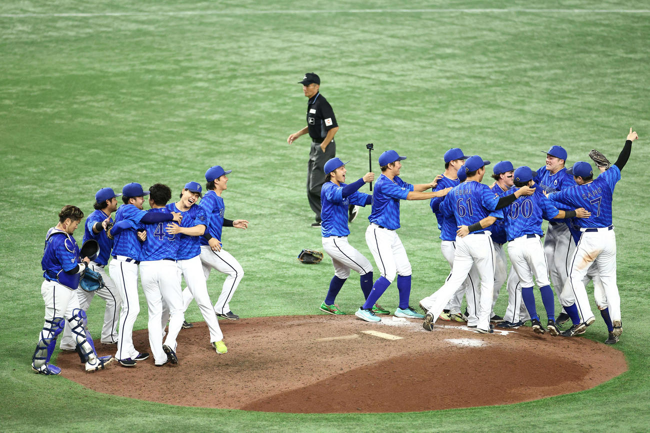 巨人対DeNA　巨人に勝利し日本シリーズ進出を決め、歓喜する牧（右から2人目）らDeNAナイン（撮影・河田真司）