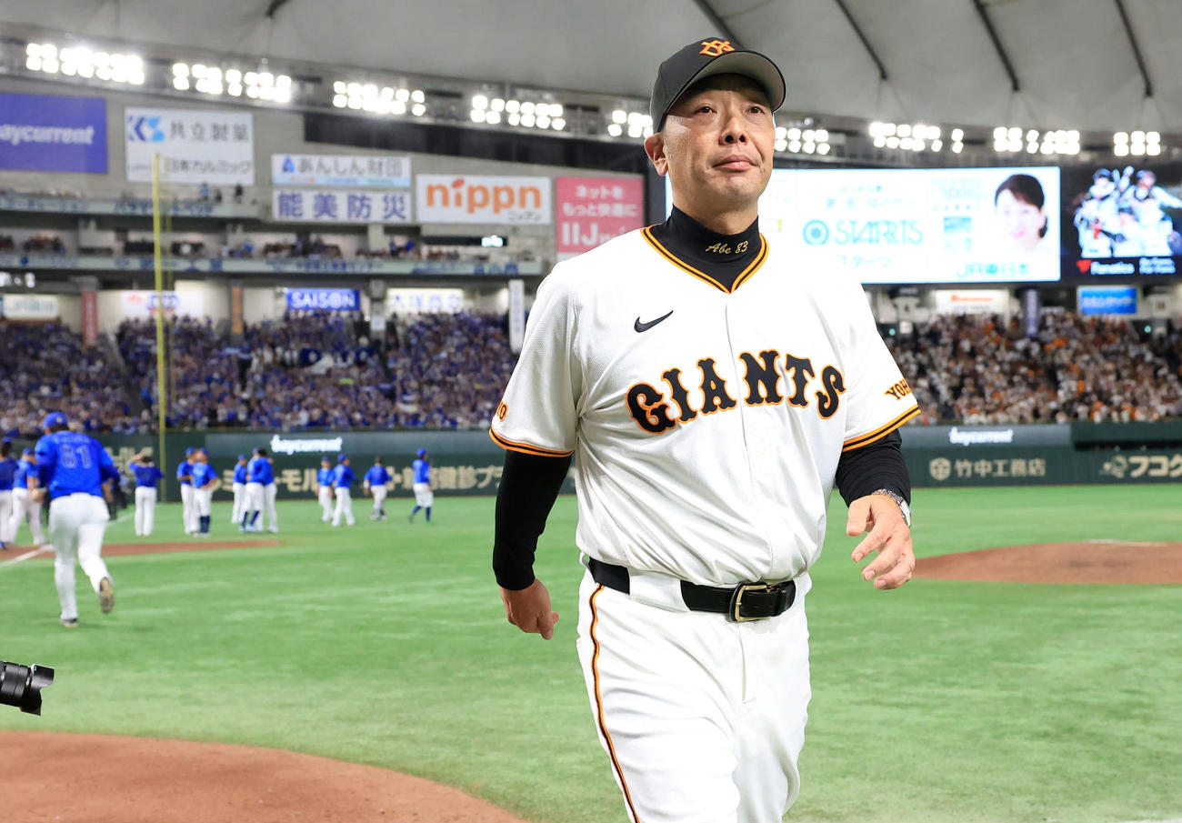 巨人対DeNA　試合後、三浦監督（後方左）とあいさつを交わした後、悔しそうに引き揚げる阿部監督（撮影・浅見桂子）