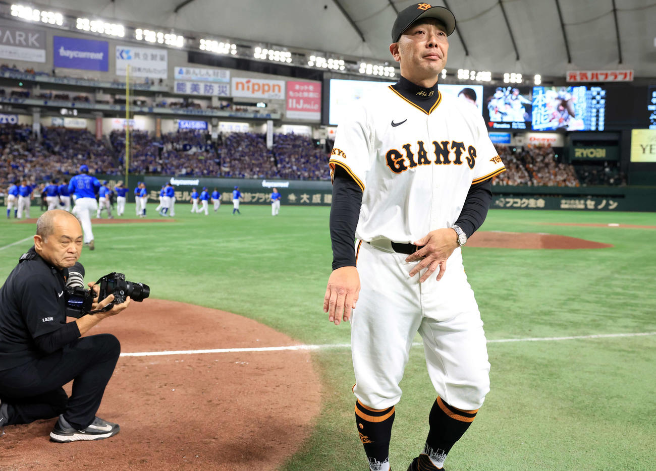巨人対DeNA　日本シリーズ進出逃し、悔しそうに引き揚げる巨人阿部監督（撮影・浅見桂子）