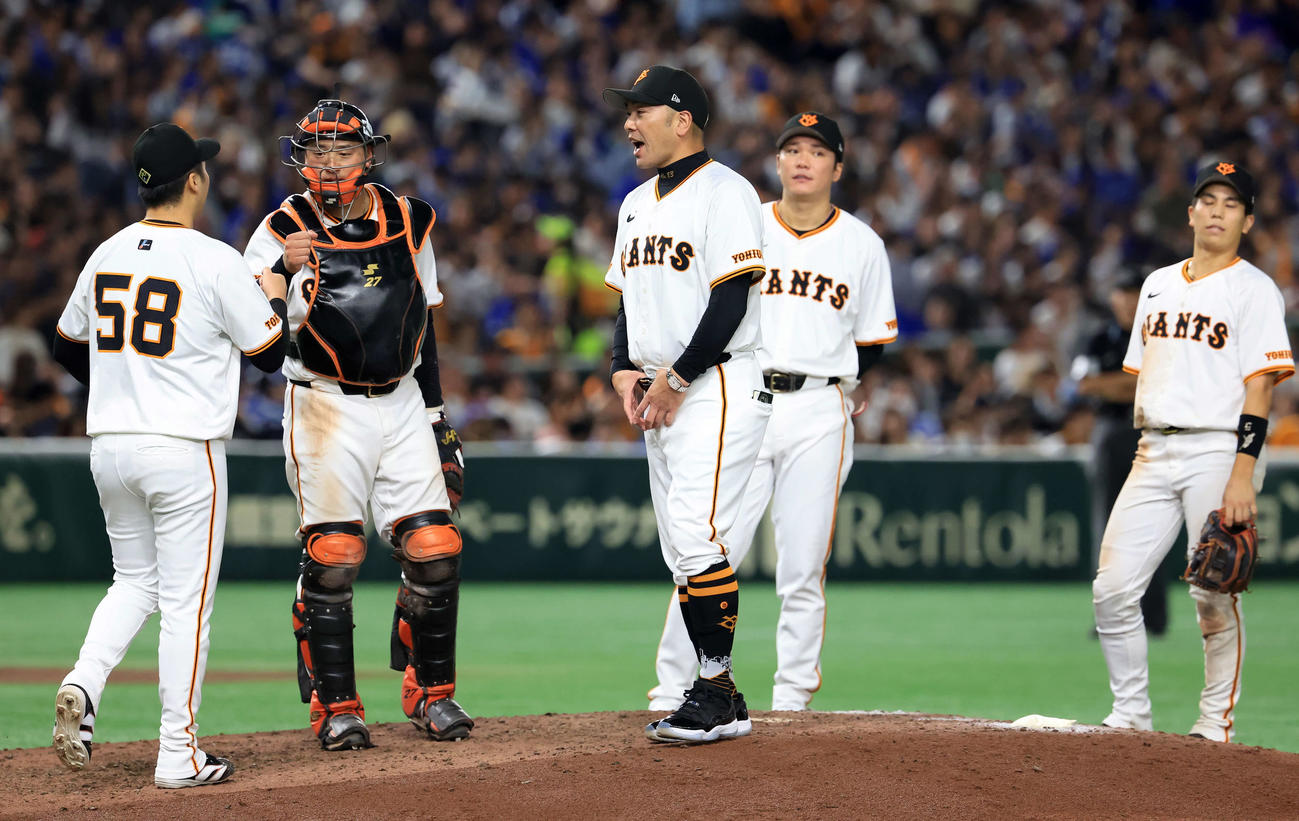 巨人対DeNA 7回表DeNA2死満塁で投手交代を告げた阿部監督（中央）は船迫（左）に声をかける（撮影・浅見桂子）