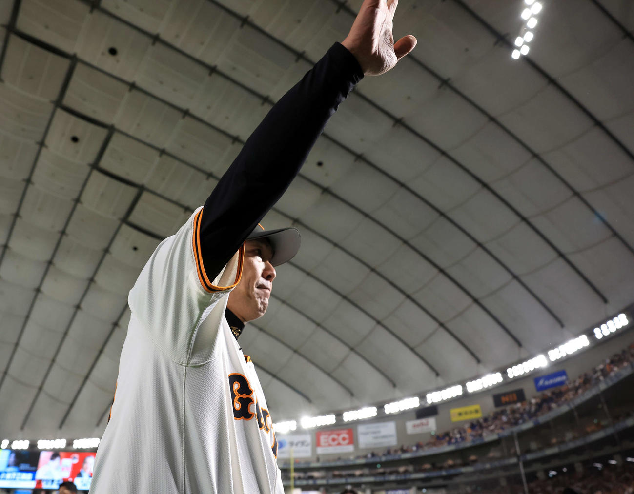 巨人対DeNA　日本シリーズ進出逃し、悔しそうに引き揚げる巨人阿部監督（撮影・浅見桂子）