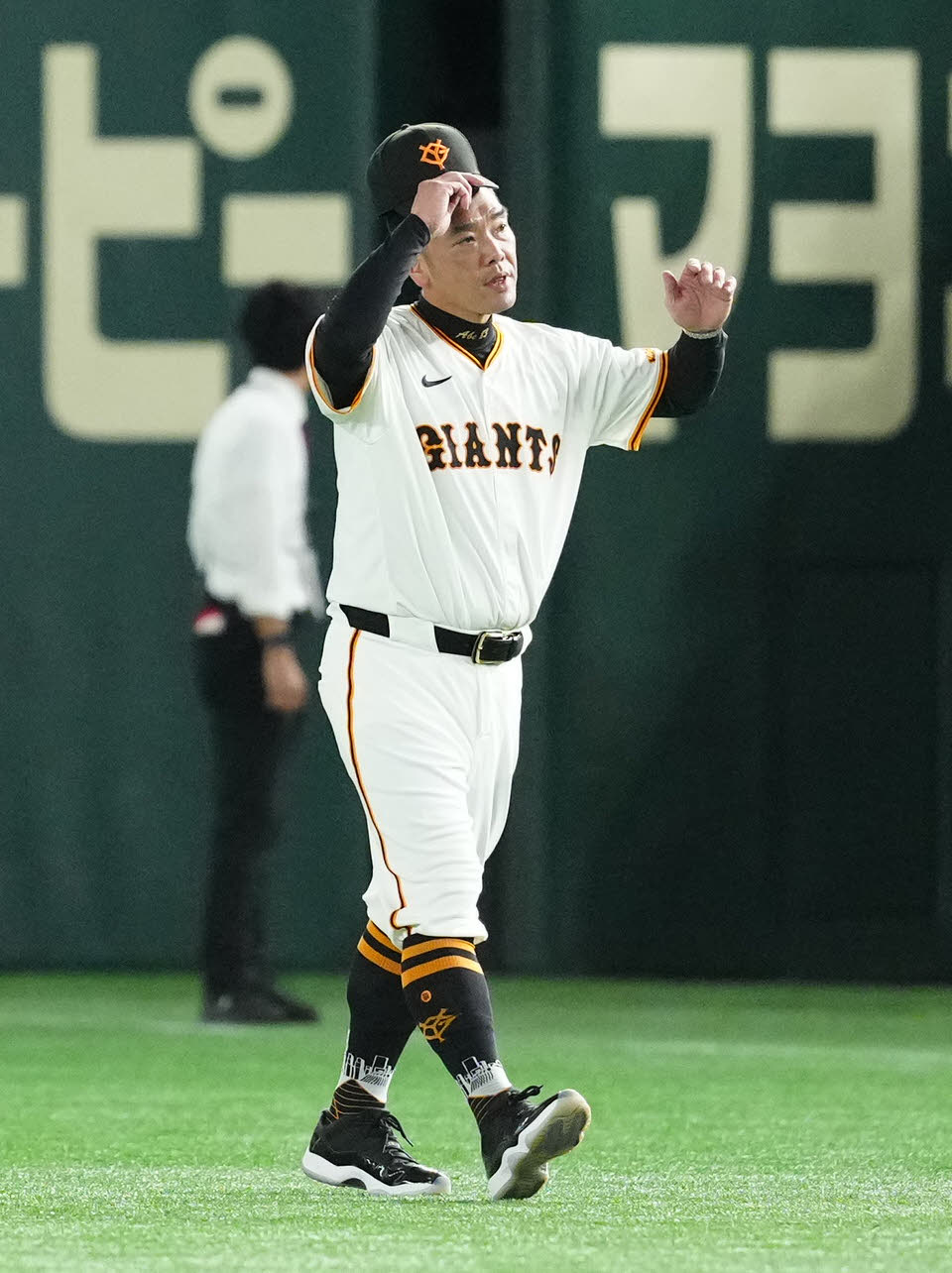 巨人対DeNA　試合後、巨人ファンにあいさつし引き揚げる阿部監督（撮影・江口和貴）