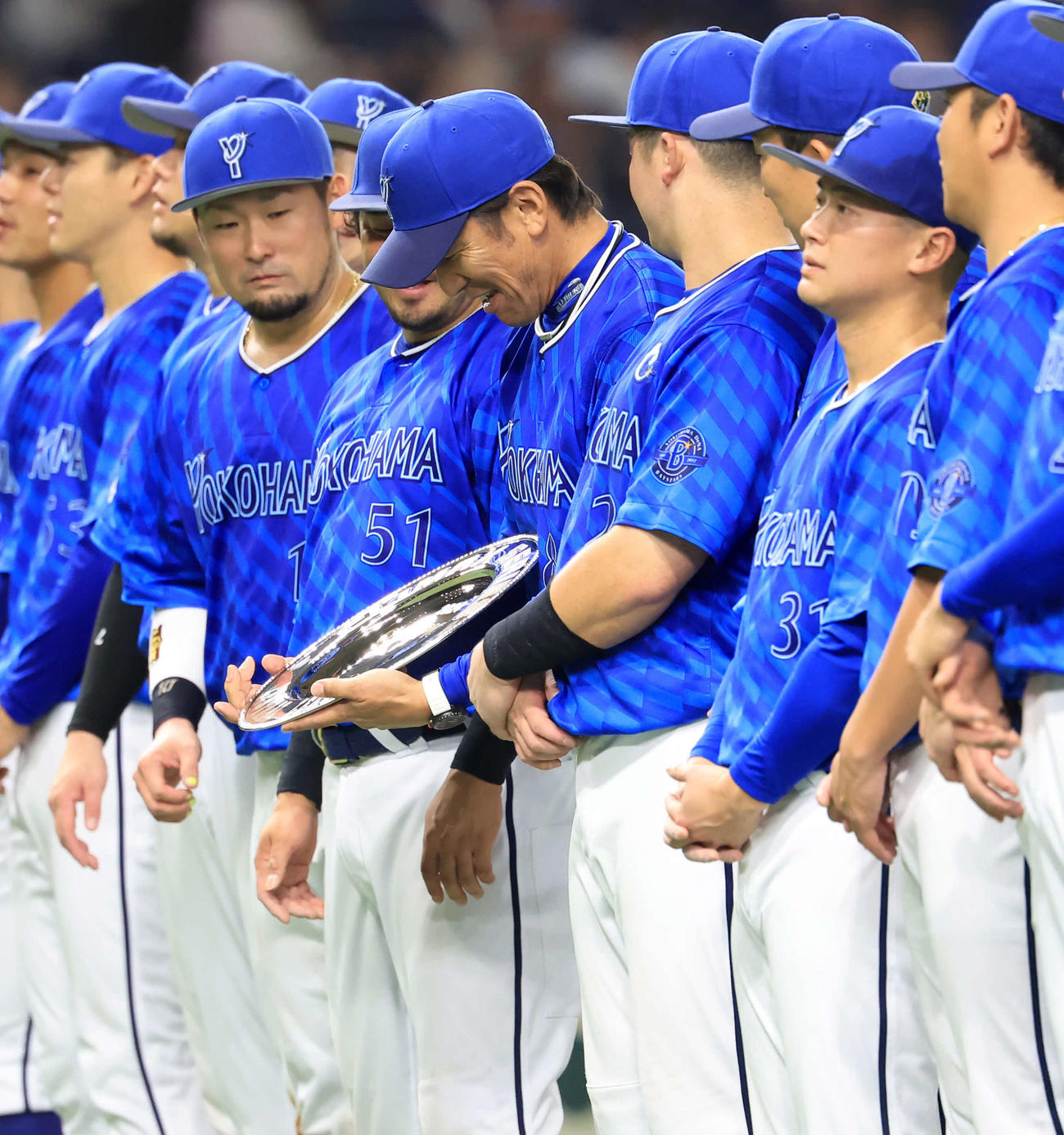 巨人対DeNA　日本シリーズ進出を決め、シャーレをうれしそうに見つめるDeNA三浦監督（中央）（撮影・浅見桂子）