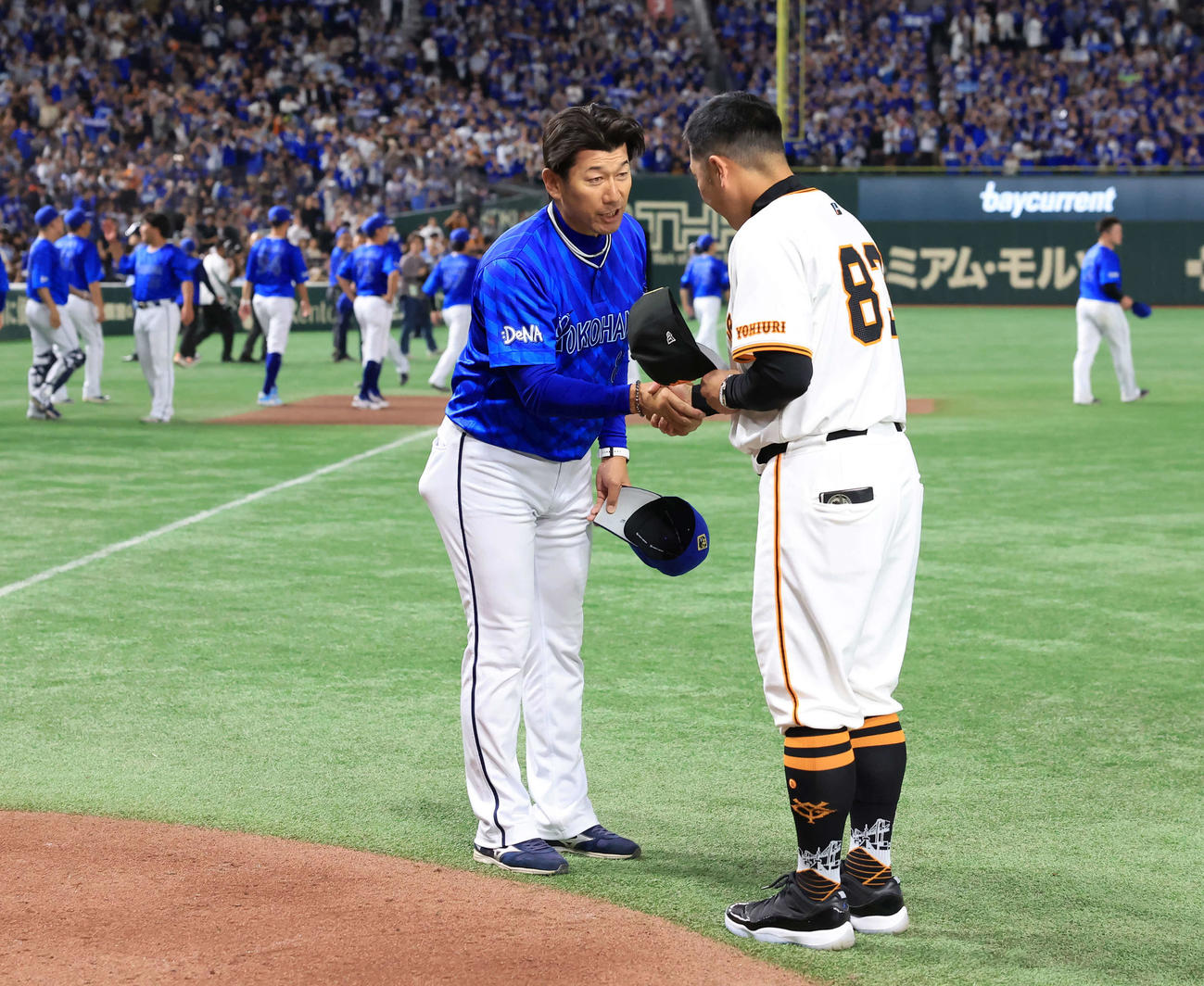巨人対DeNA　日本シリーズ進出を決めたDeNA三浦監督（左）は巨人阿部監督と握手する（撮影・浅見桂子）