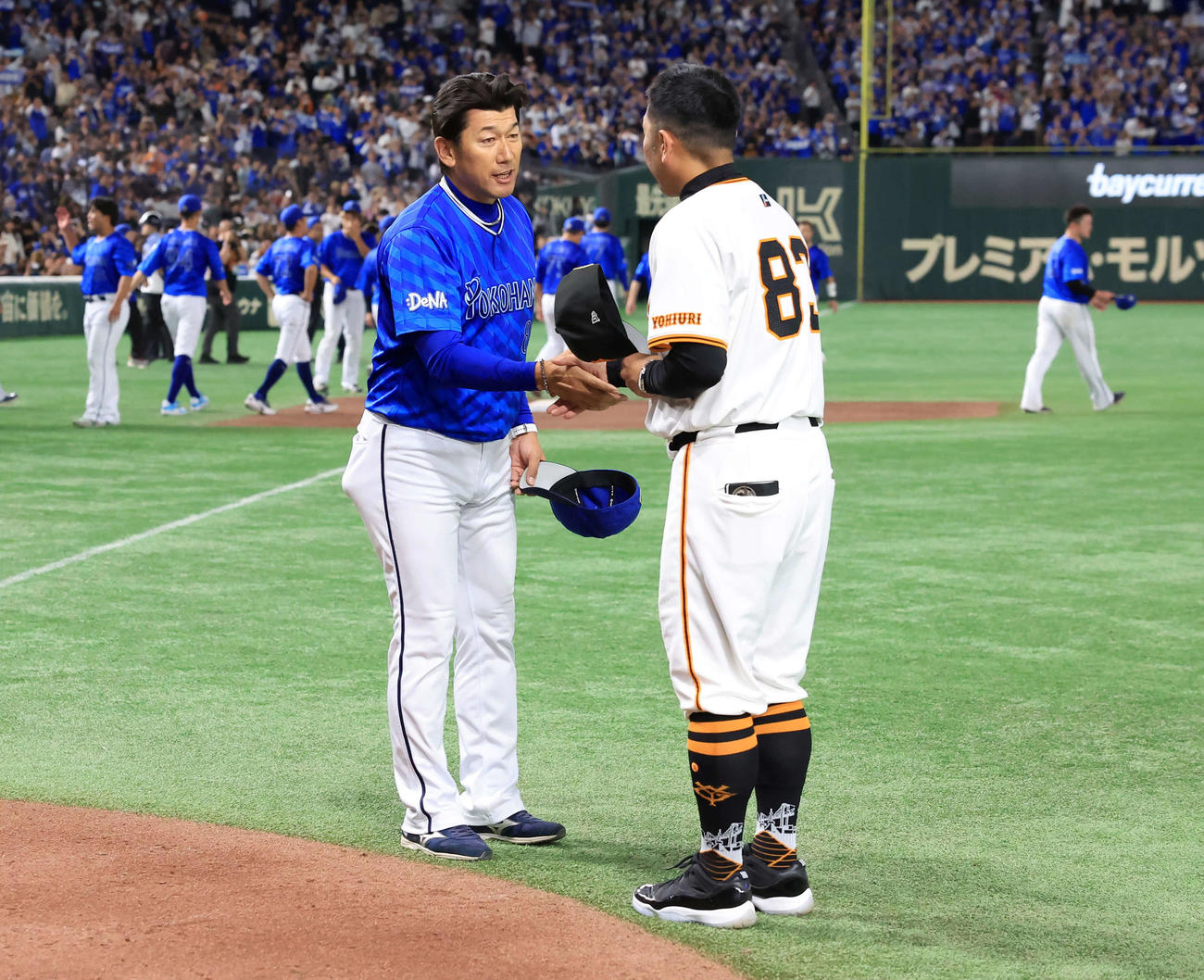 巨人対DeNA　日本シリーズ進出を決めたDeNA三浦監督（左）は巨人阿部監督と握手する（撮影・浅見桂子）