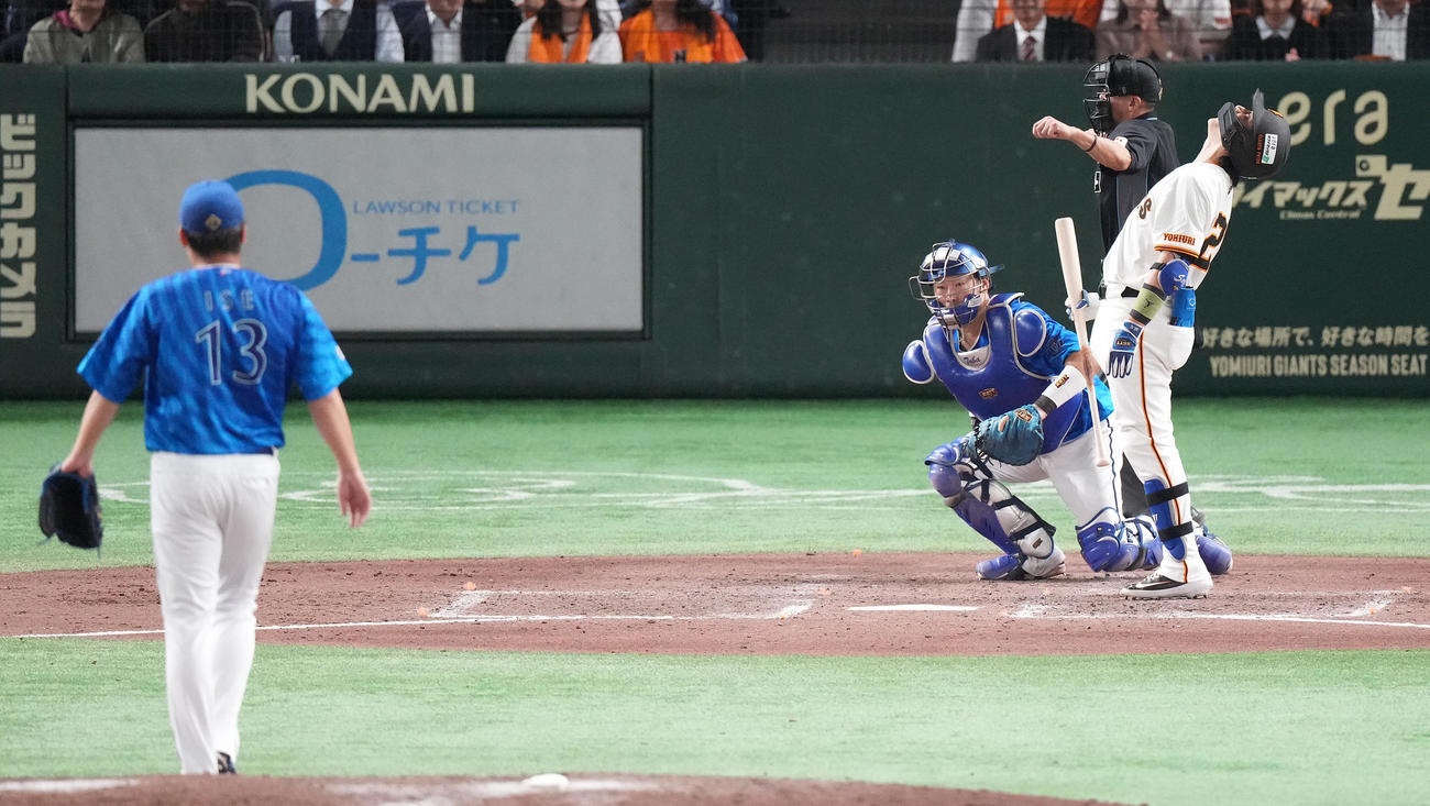 巨人対DeNA 8回裏巨人1死一、二塁、見逃し三振に倒れる小林。投手伊勢（撮影・鈴木みどり）