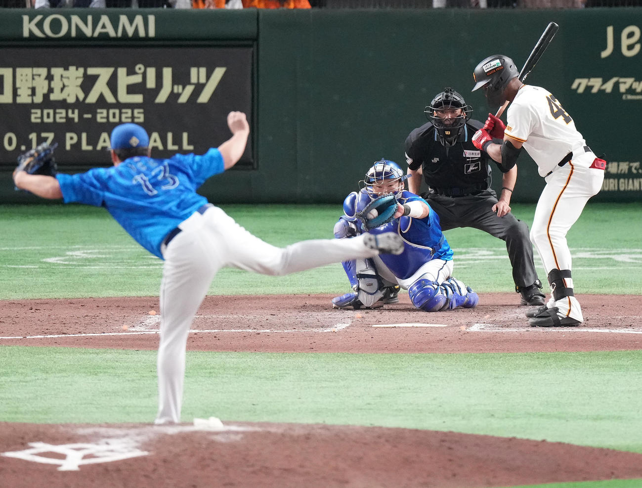 巨人対DeNA 7回裏巨人2死一、三塁、見逃し三振に倒れるヘルナンデス。投手伊勢（撮影・鈴木みどり）