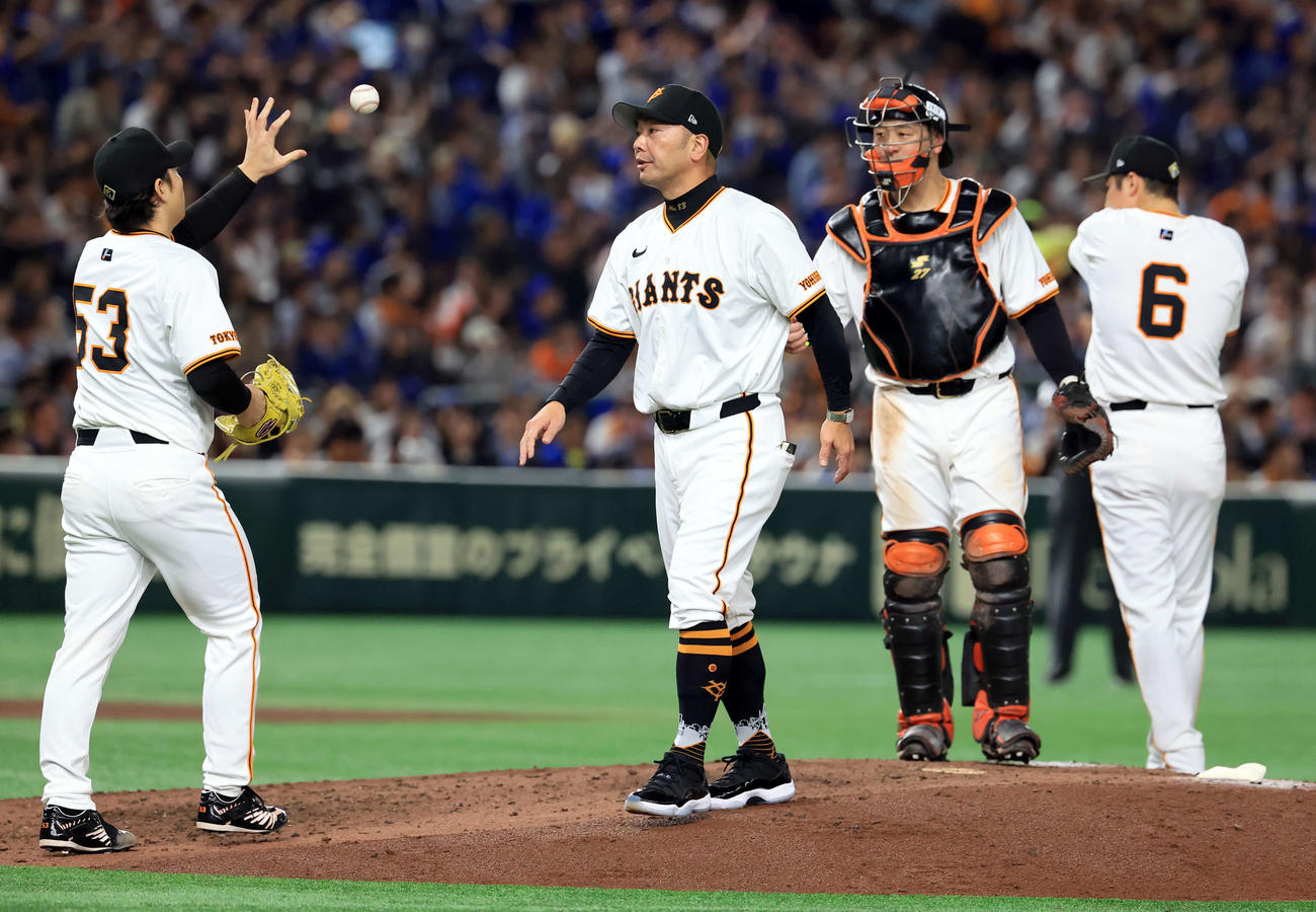 巨人対DeNA 5回表DeNA2死二塁、投手交代を告げた阿部監督（中央）は高梨にボールを投げ渡す（撮影・浅見桂子）