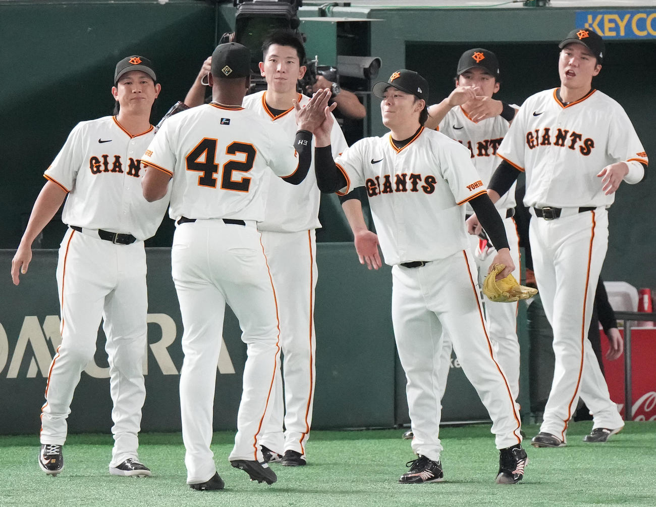 巨人対DeNA 5回表DeNA2死二塁、佐野の打球を好捕し中飛に仕留めた中堅手ヘルナンデス（左から2人目）を迎える戸郷（同3人目）、高梨（右から3人目）（撮影・鈴木みどり）