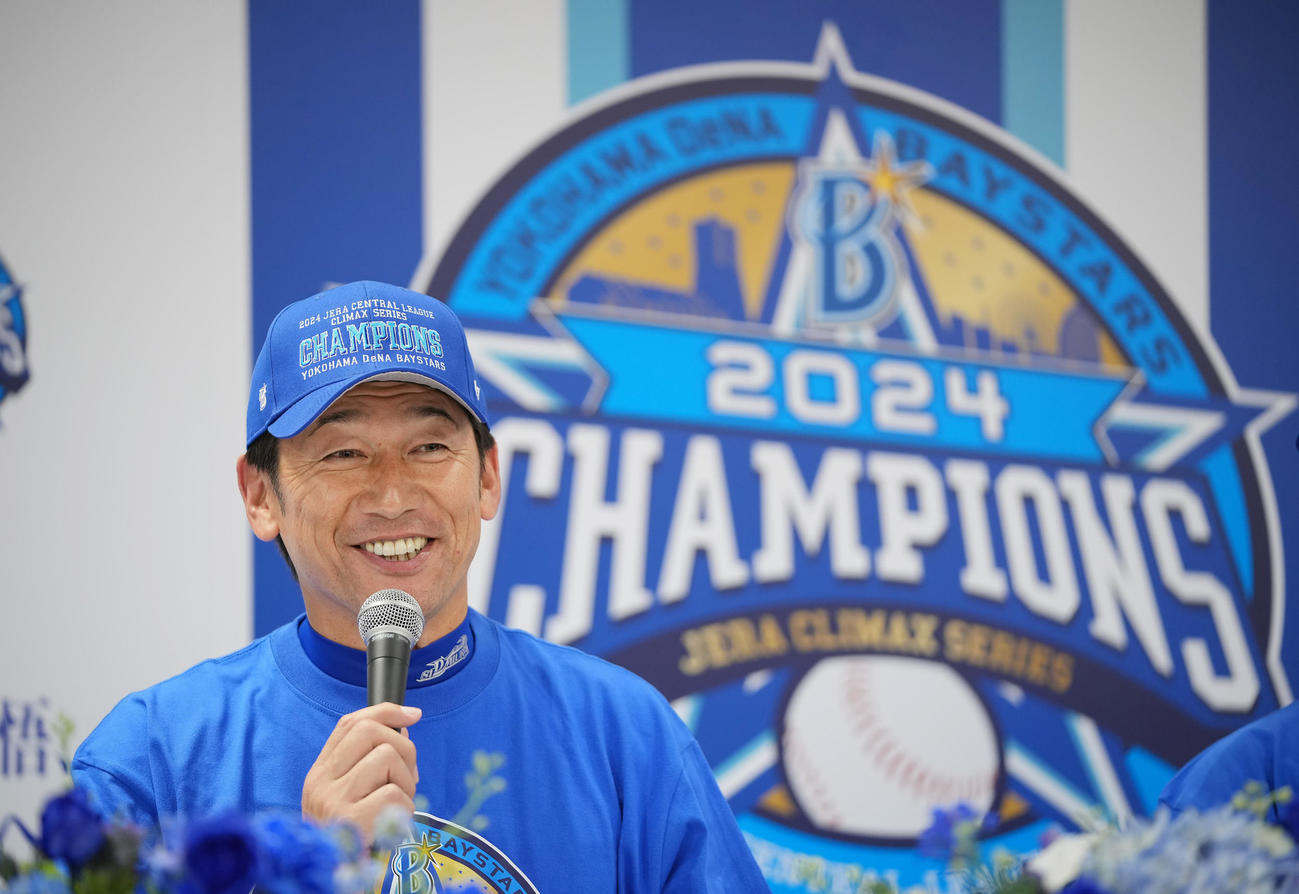 日本シリーズ進出を決め笑顔で会見に臨むDeNA三浦監督（撮影・垰建太）