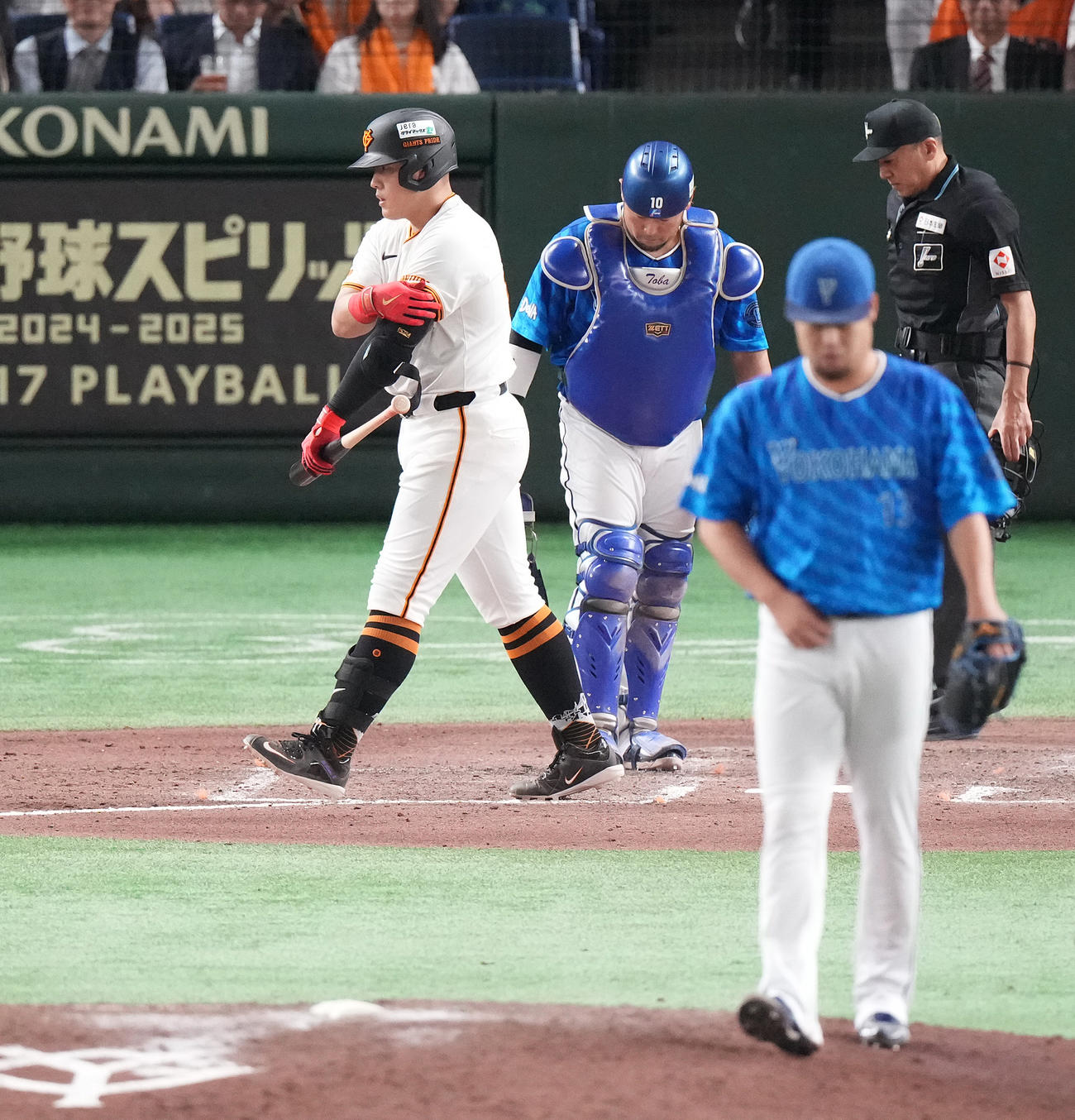 巨人対DeNA 7回裏巨人2死三塁、申告敬遠で出塁する岡本和。投手伊勢（撮影・鈴木みどり）