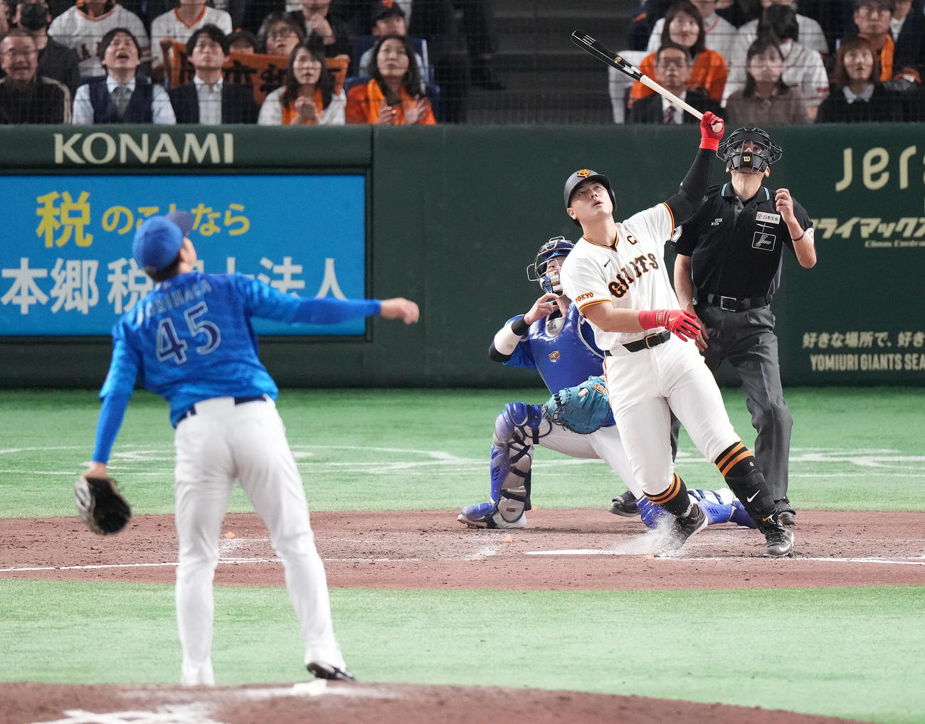 巨人対DeNA 9回裏巨人2死、中飛に倒れる岡本和。投手森原（撮影・鈴木みどり）