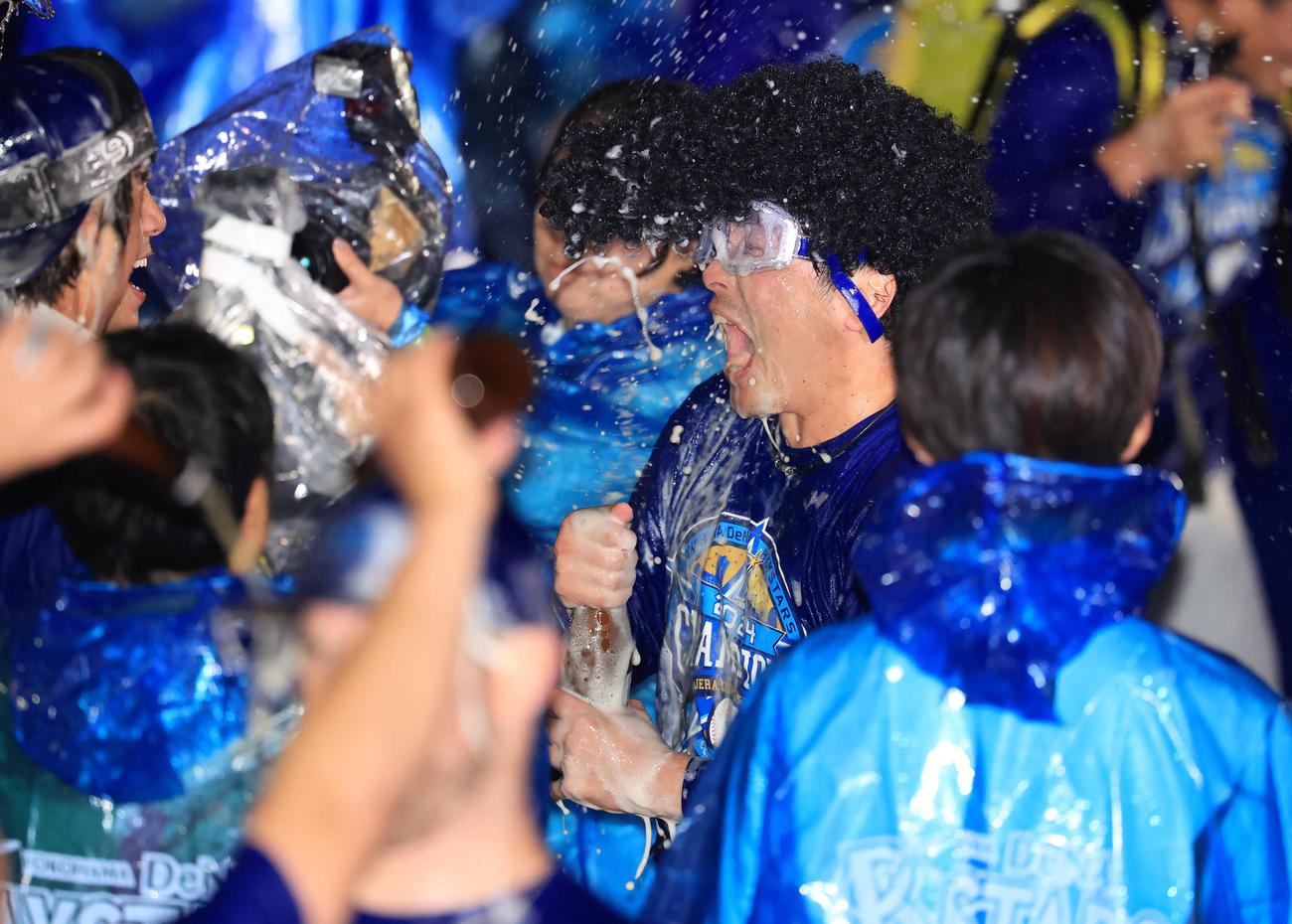 DeNA祝勝会でビールかけに臨む佐野（撮影・浅見桂子）