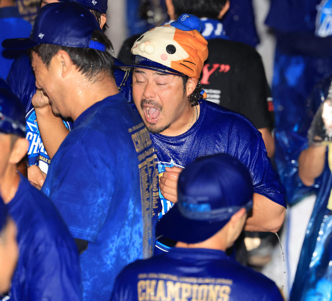 DeNA祝勝会でビールかけに臨む宮崎（撮影・浅見桂子）