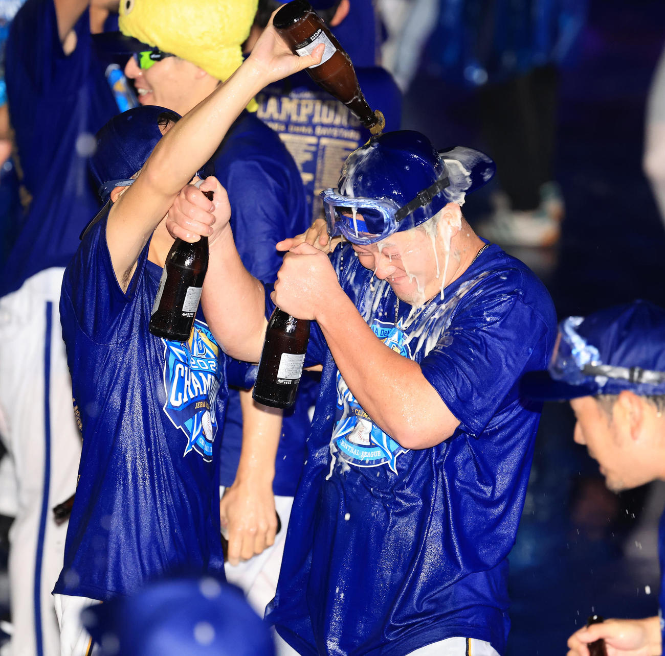 DeNA祝勝会でビールかけに臨む牧（撮影・浅見桂子）