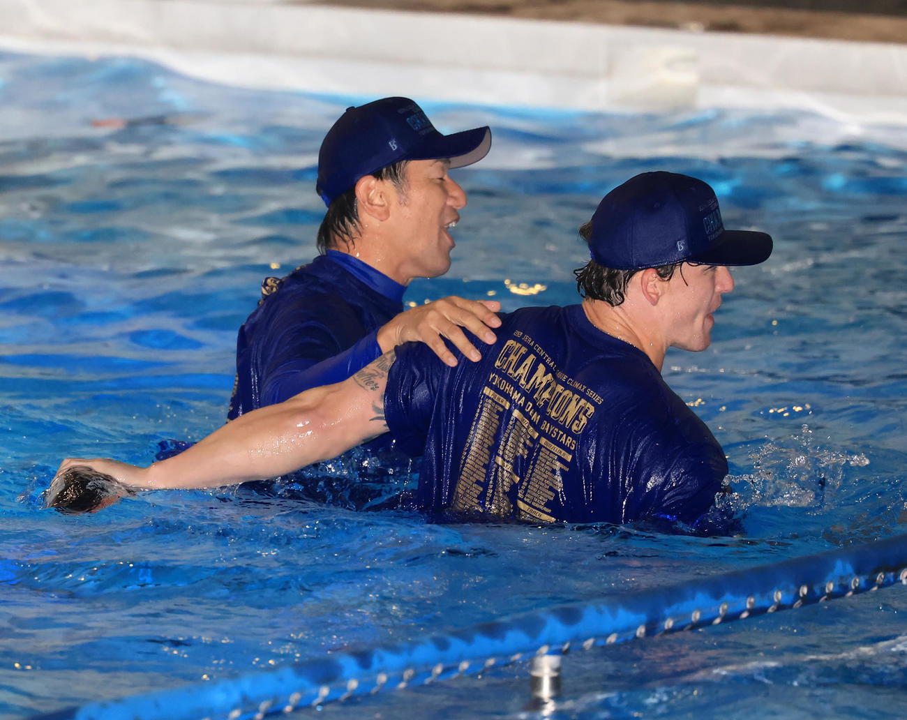 DeNA祝勝会でプールに飛び込んだ三浦監督（左）とオースティン（撮影・浅見桂子）