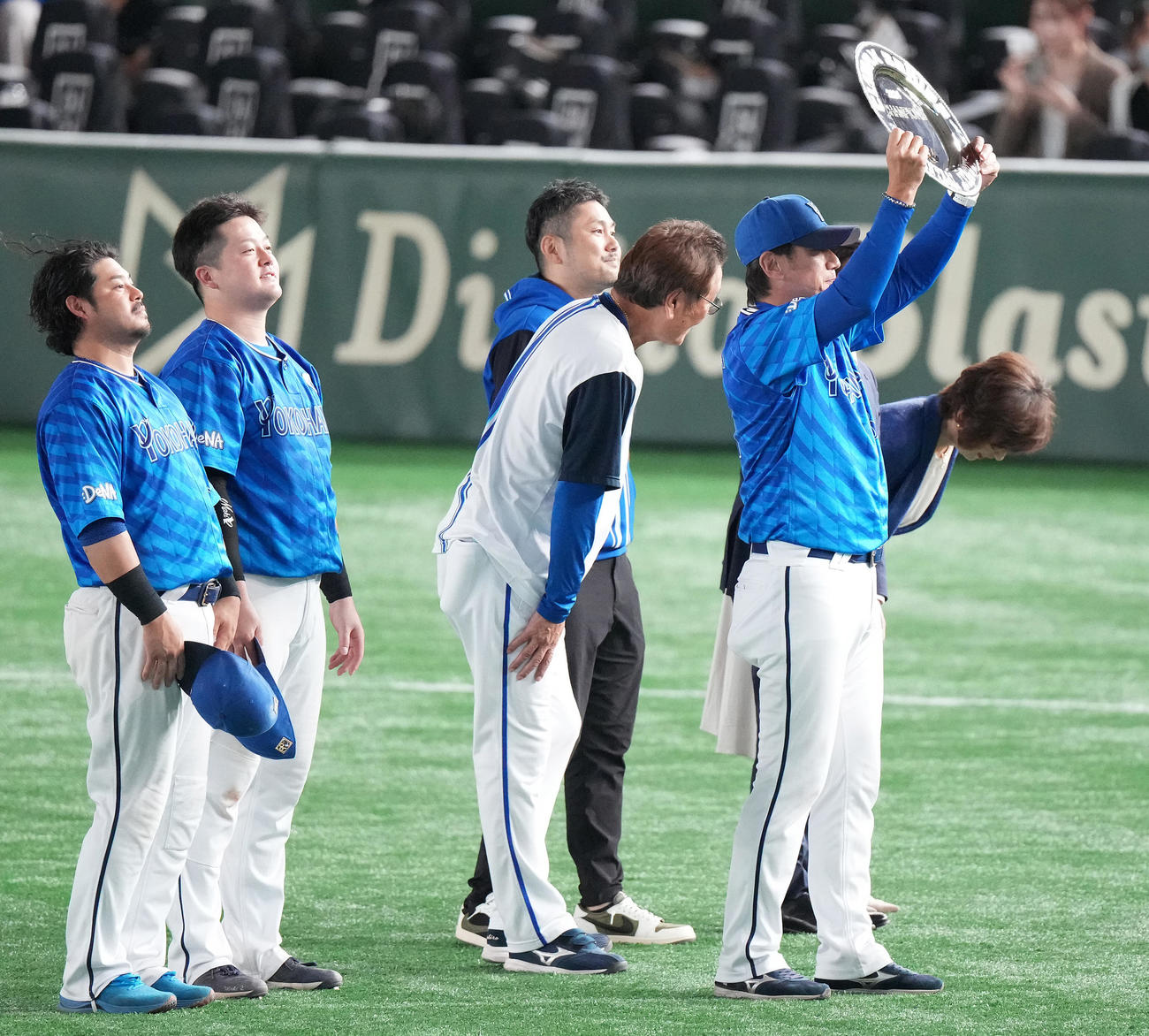 巨人対DeNA　巨人に勝利し日本シリーズ進出を決め、ファンの前でシャーレを掲げるDeNA三浦監督（右手前）（撮影・鈴木みどり）