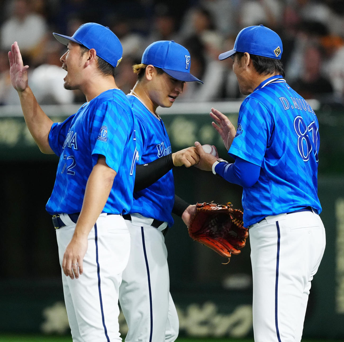巨人対DeNA　試合後、DeNA神里（中央）から勝利球を受け取る三浦監督（撮影・江口和貴）