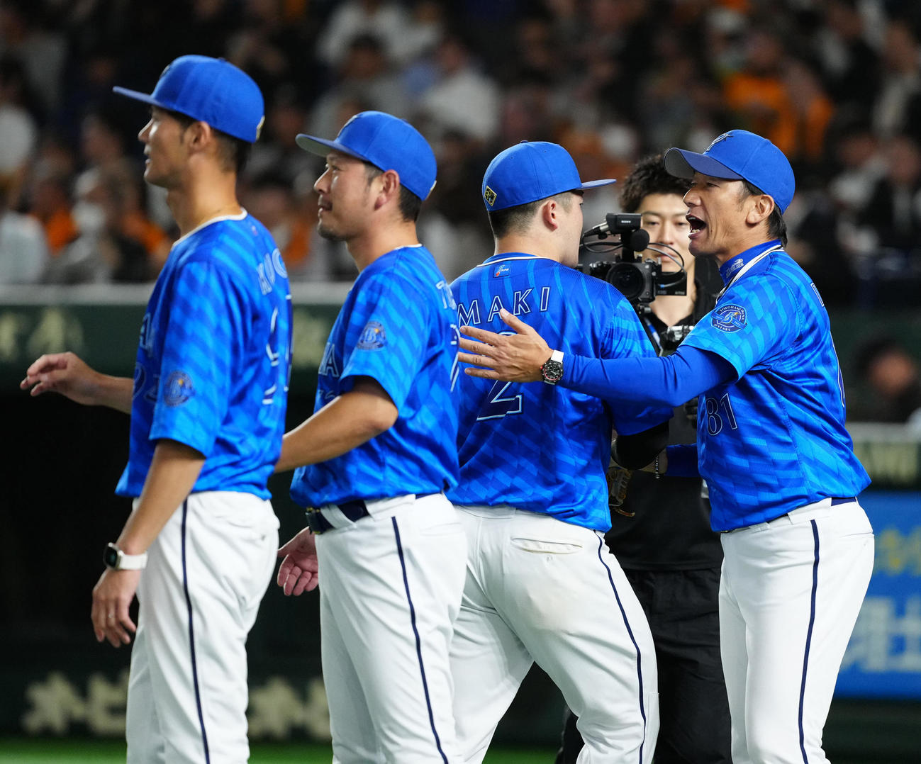 巨人対DeNA　試合後、DeNA牧（左から3人目）とタッチを交わす三浦監督（撮影・江口和貴）