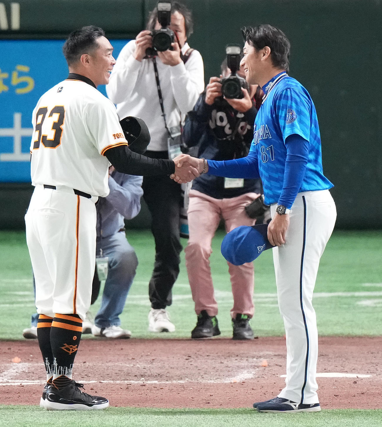 巨人対DeNA　試合後、笑顔で握手を交わす巨人阿部監督（左）とDeNA三浦監督（撮影・鈴木みどり）