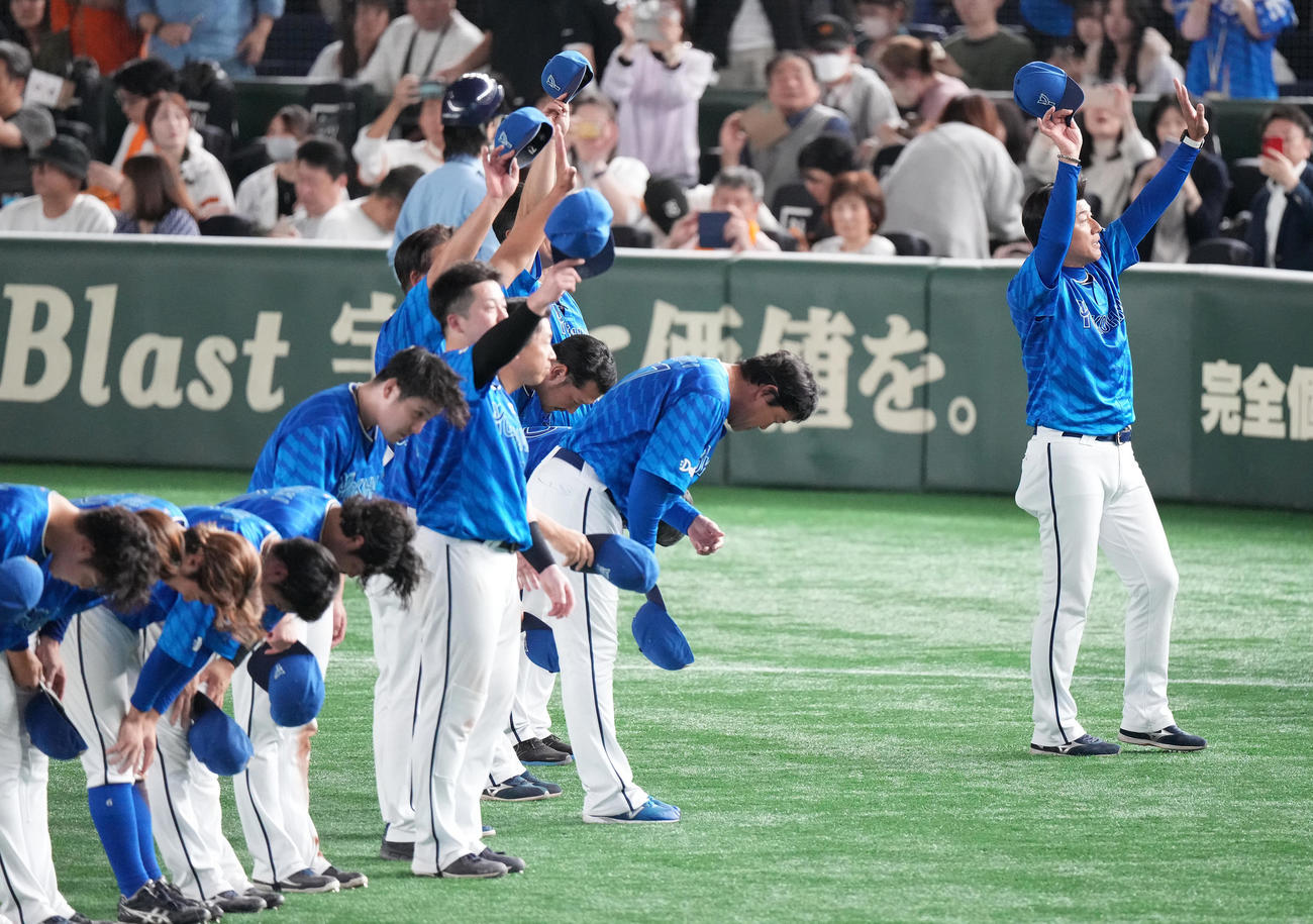 巨人対DeNA　巨人に勝利し日本シリーズ進出を決め、ファンの声援に応えるDeNA三浦監督（右）（撮影・鈴木みどり）