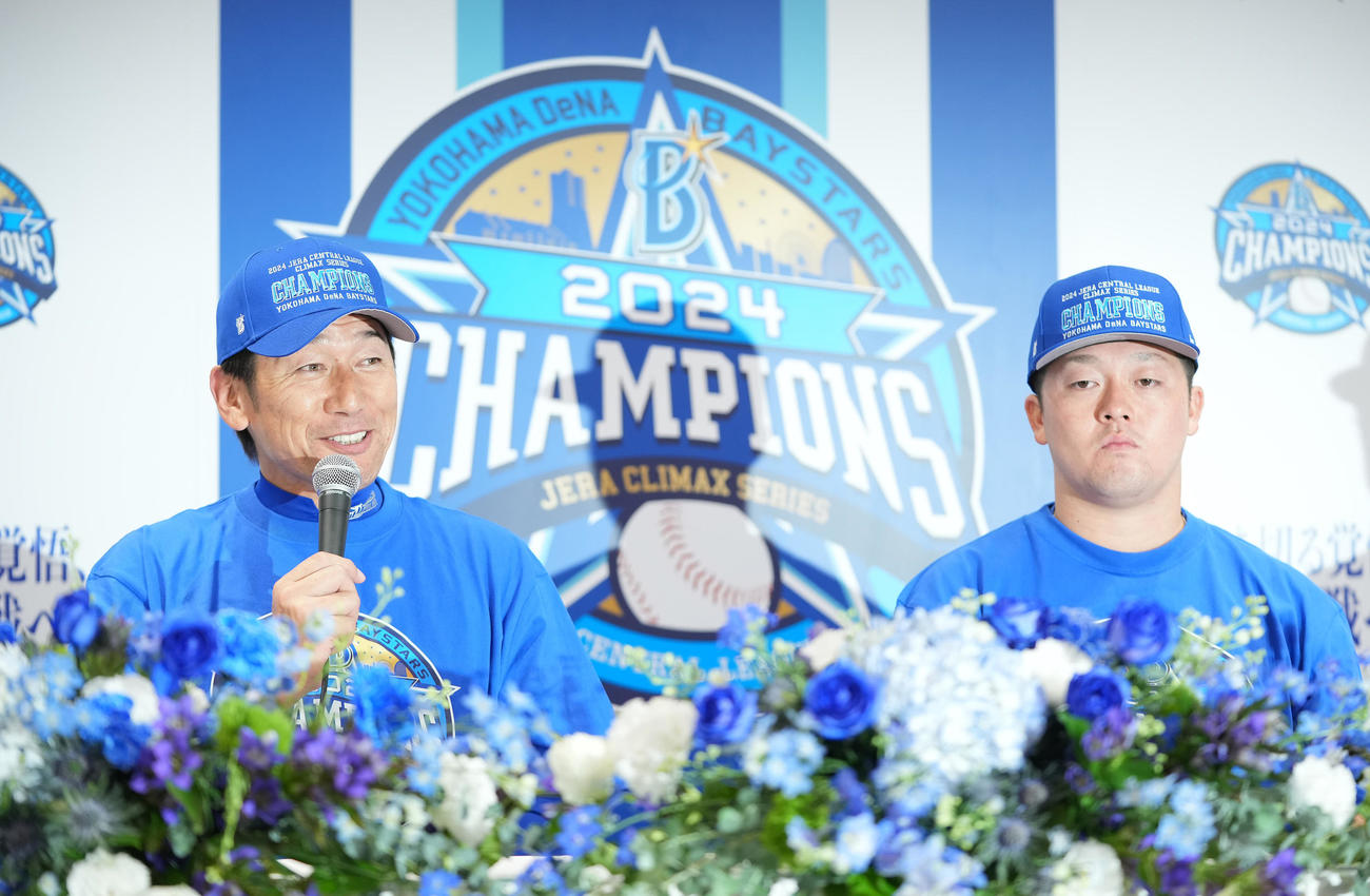 日本シリーズ進出を決め笑顔で会見に臨むDeNA三浦監督（左）と牧（撮影・垰建太）